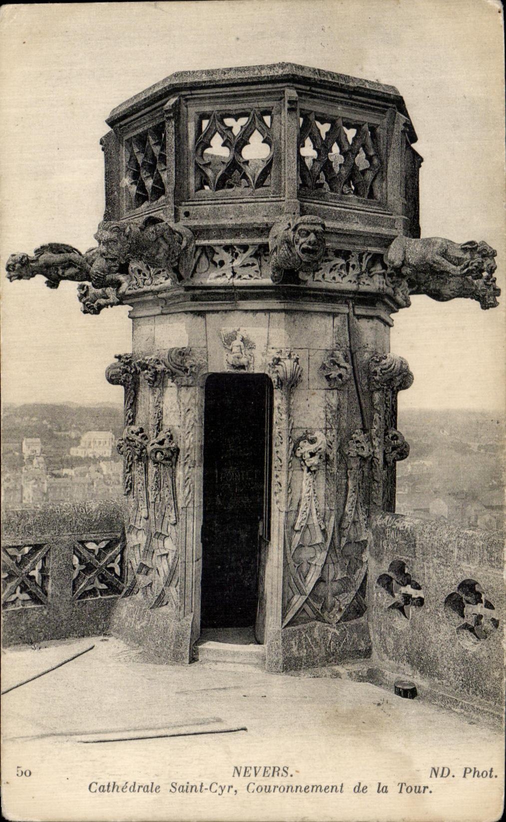 Coronacion de Cyr del santo de la catedral de CPA Nevers de la torre