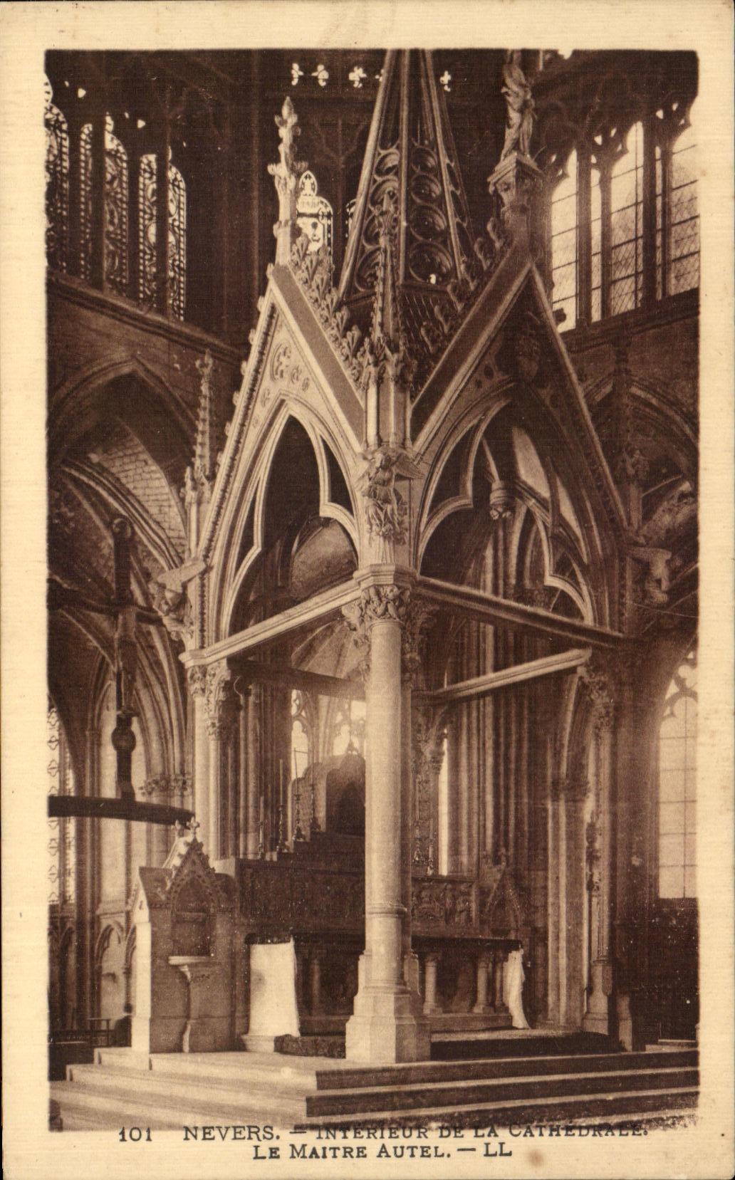 CPA Nevers interior de la catedral el puente principal del horno