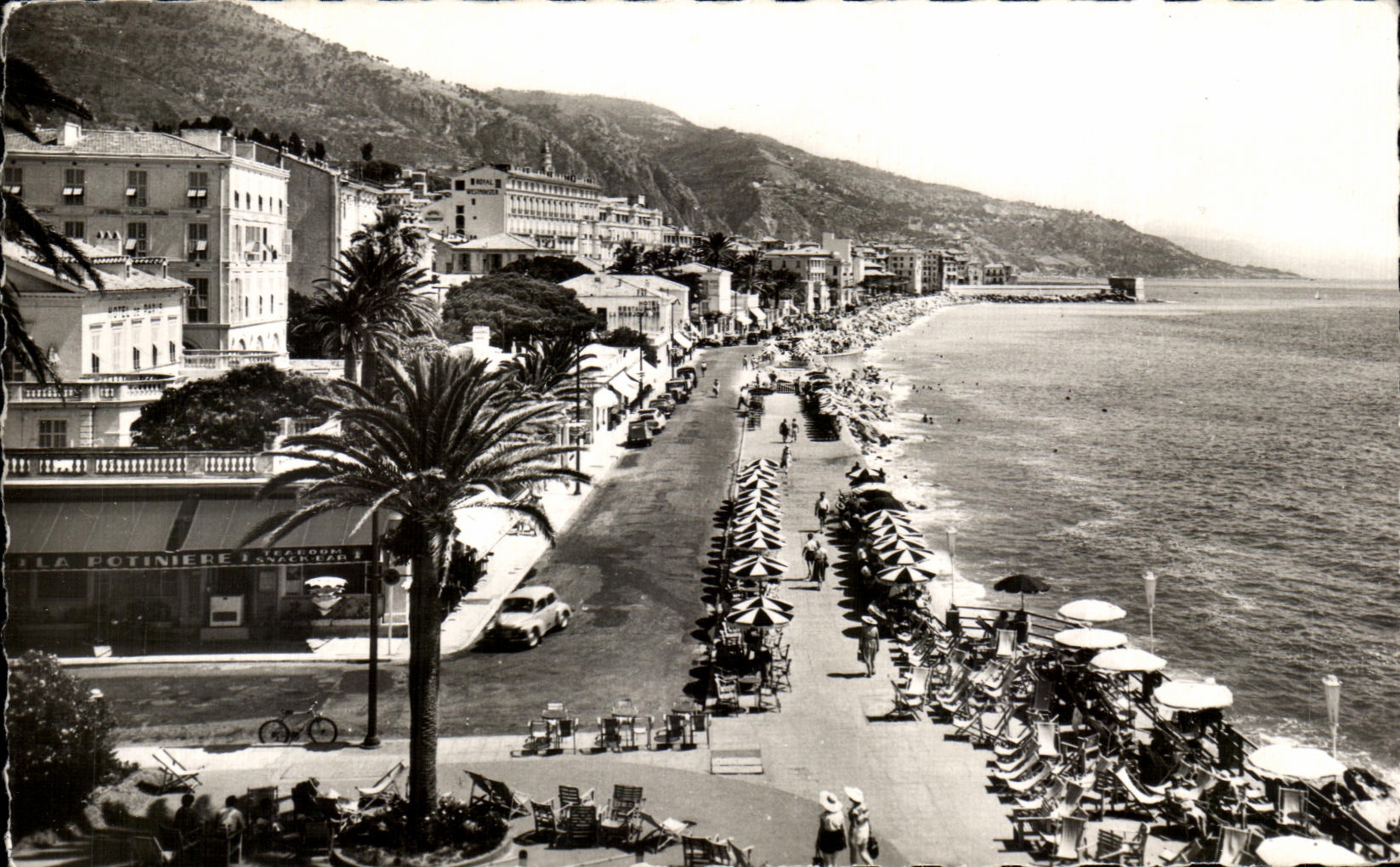 CPA Menton the walk of the edge of sea and large hotels