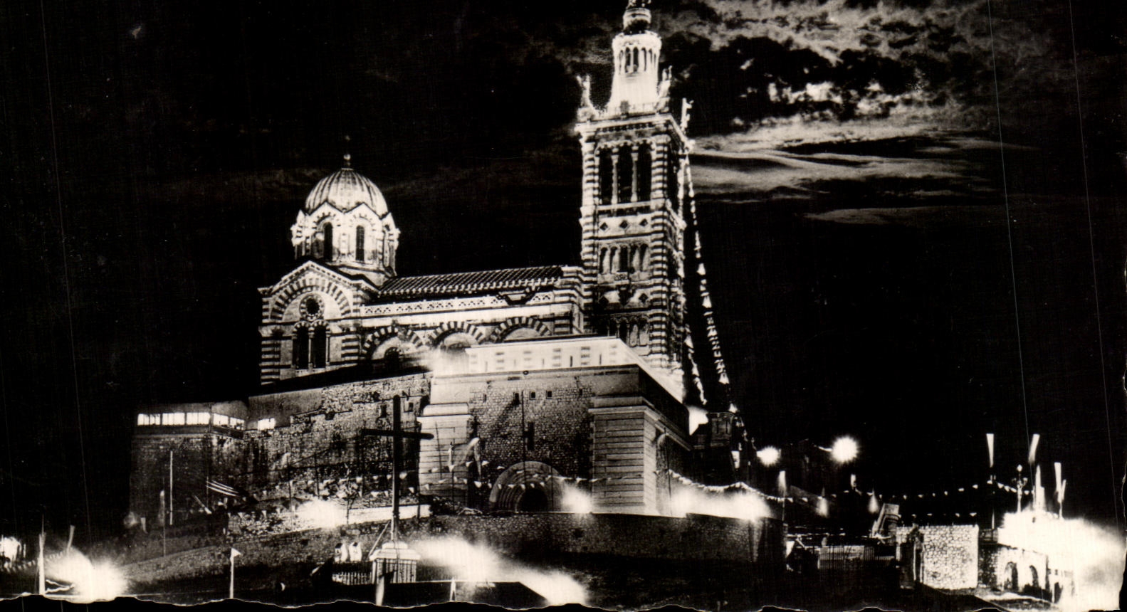 CPA Le Carrefour du Monde Marseille Basillque de la garde la nuit