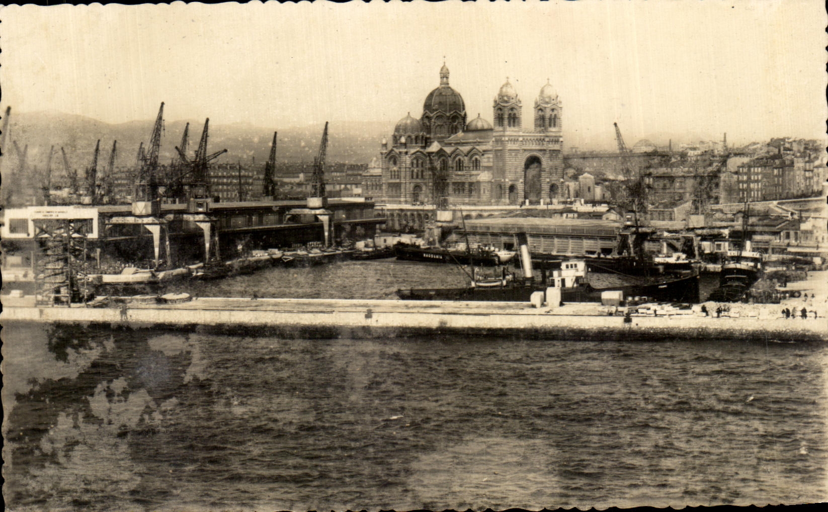 CPA Marseille Bassin de la Joliette et Cathedrale Bateau