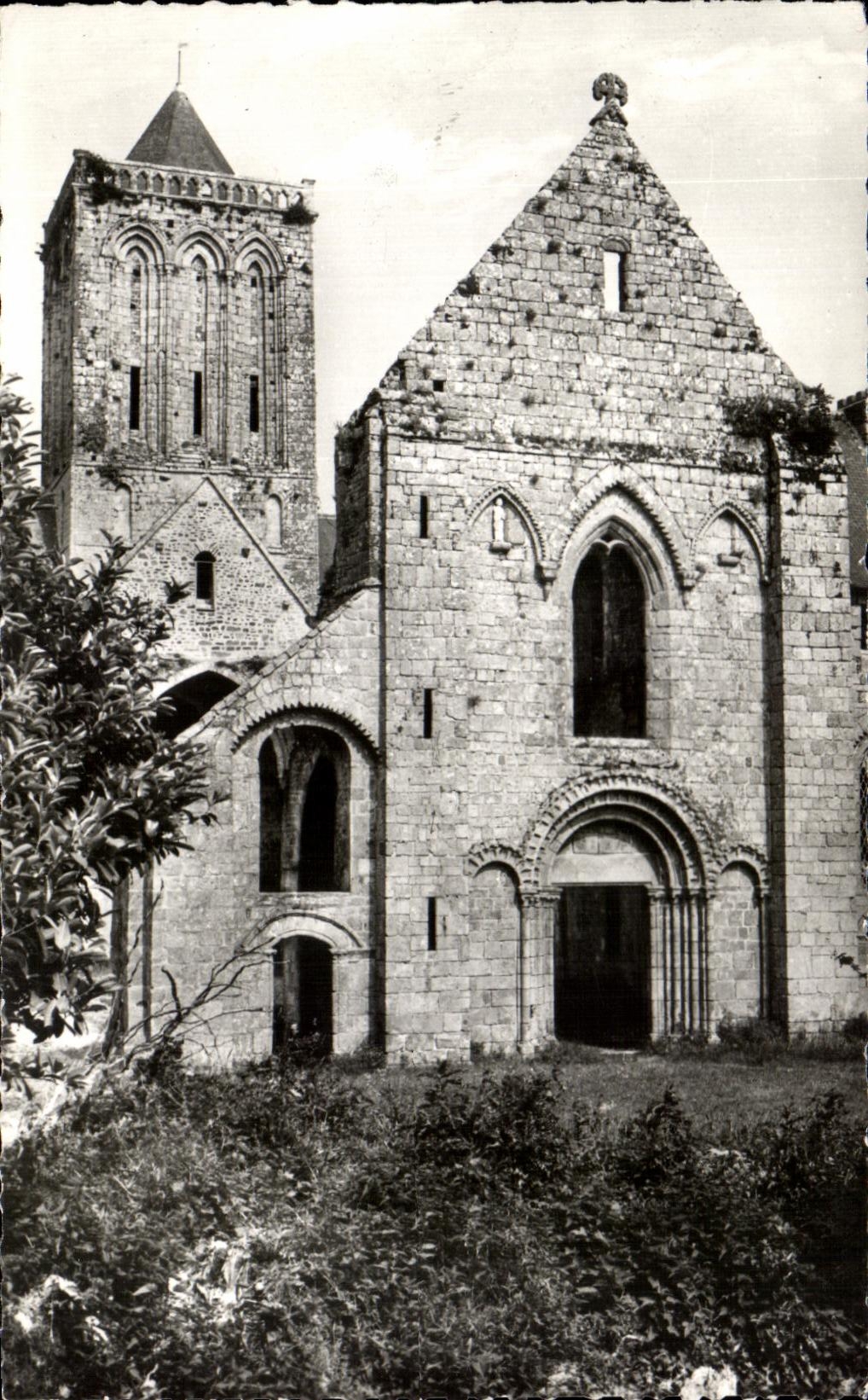 CPA Abbaye de la Lucerne Entre Avranches et Granville Facade de L'Eglise Abbatiale