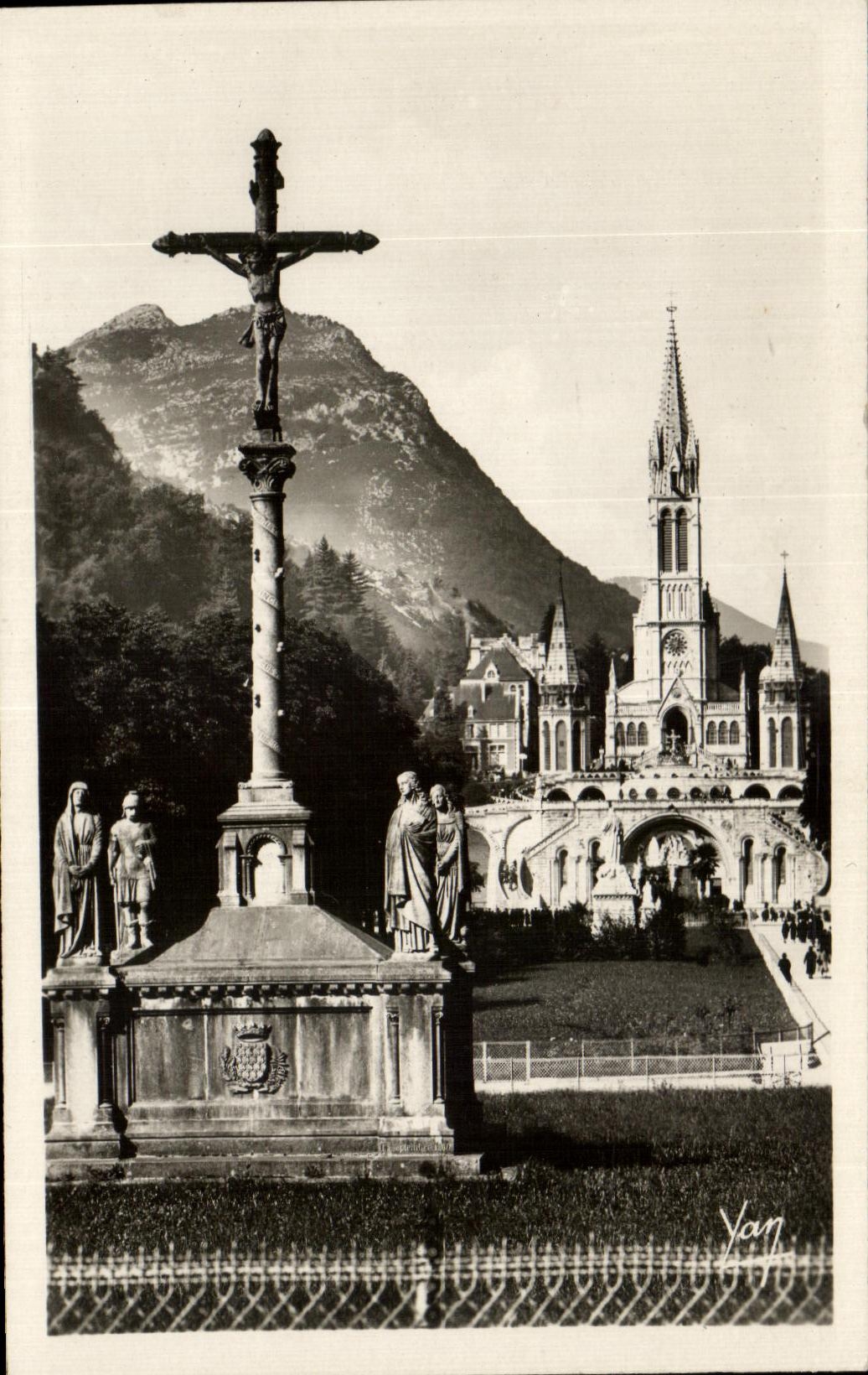 CPA Lourdes the Basilica and the Breton Martyrdom