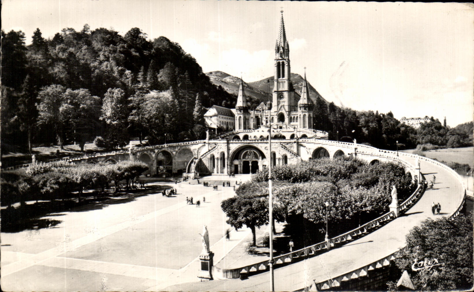 CPA Lourdes the basilica and the Esplanade