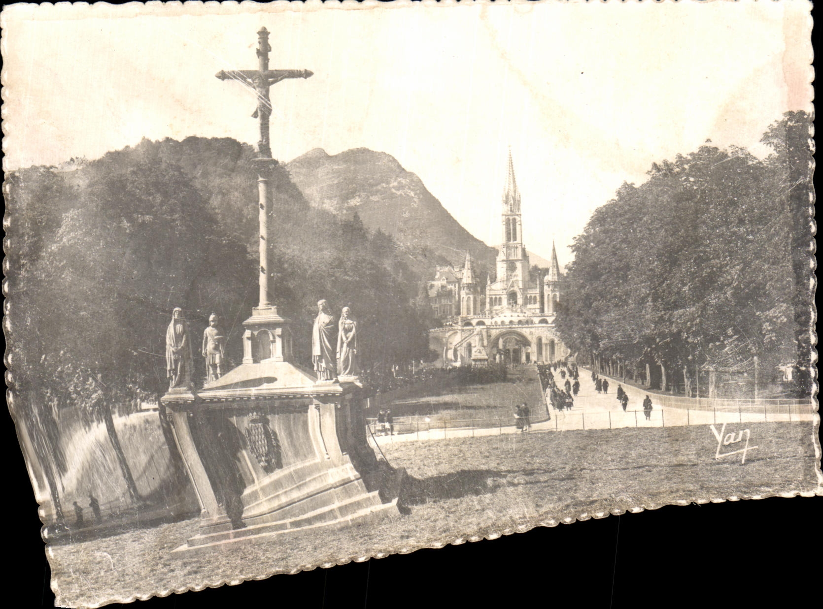 CPA Lourdes Breton Clavaire And the Basilica