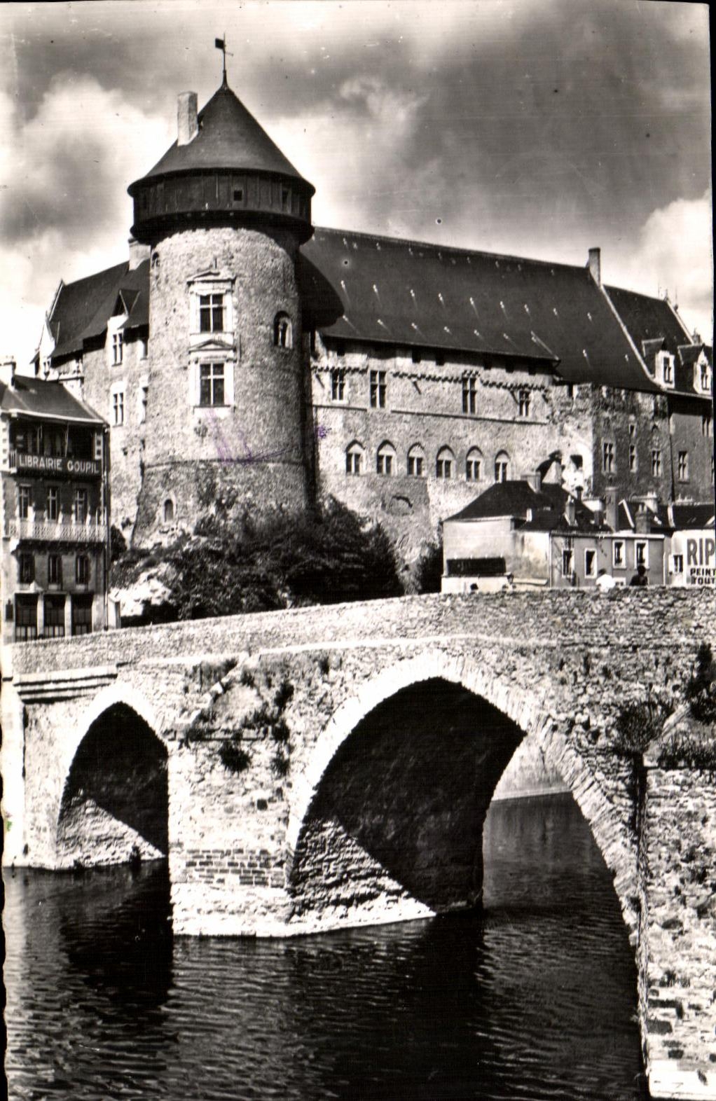 CPA Laval el puente viejo y el castillo