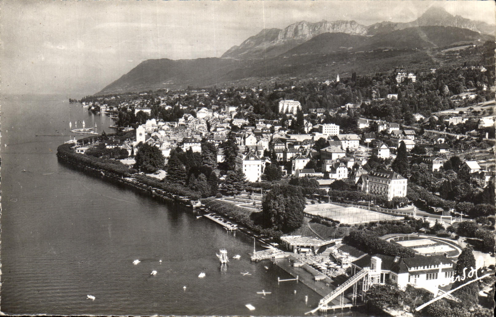 CPA Evian Les Bains the Beach the Lake Leman the City Memises and the Tooth of Oche