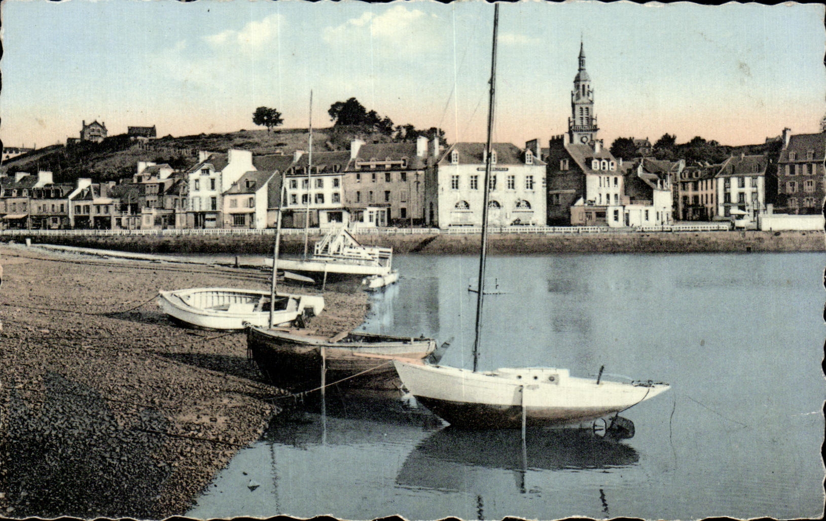 CPA Binic Vue of the quays has high tide Boats