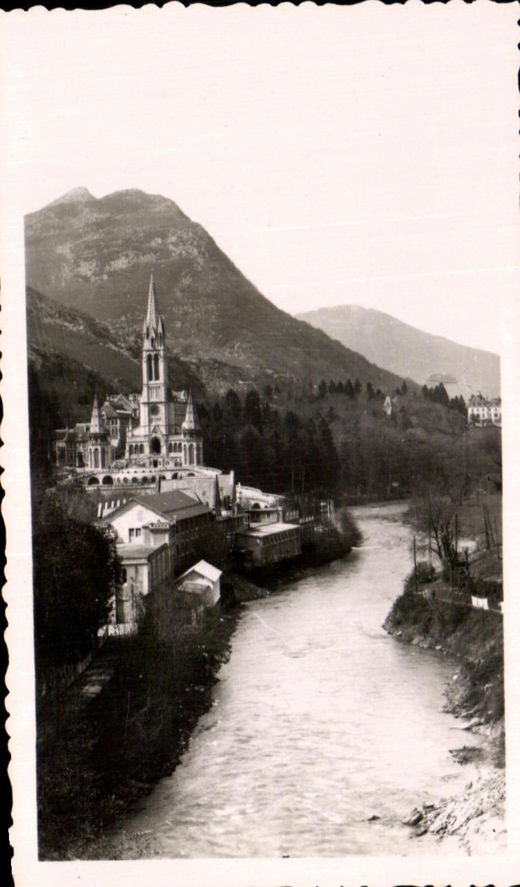 CPSM Lourdes the Basilica and Gave