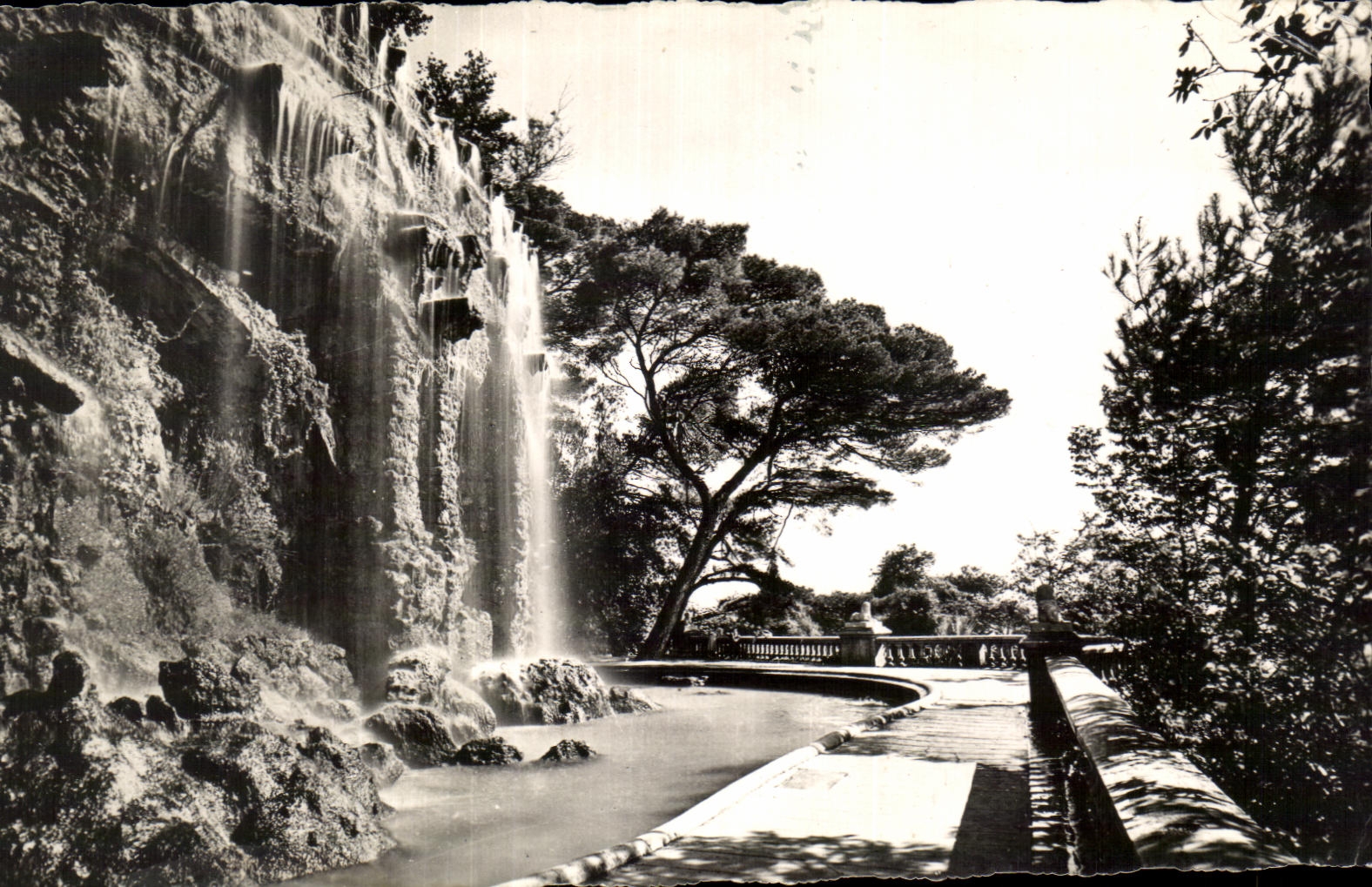 CPA la dimension “Niza de las cascadas azules del castillo