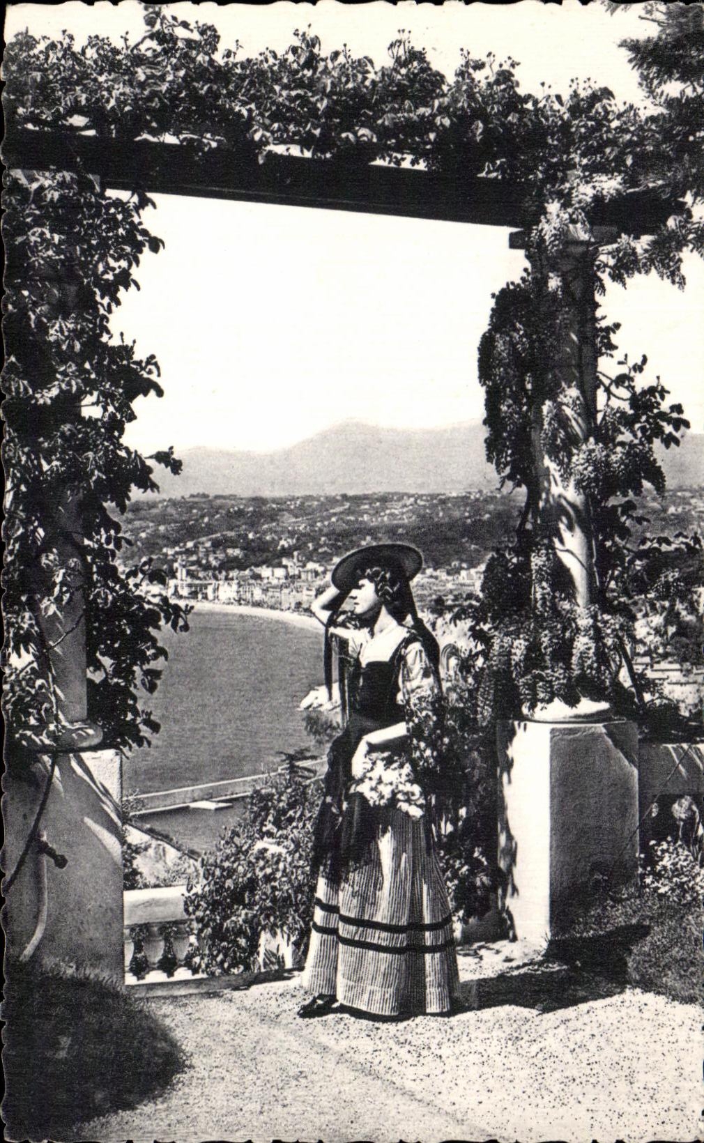 CPA Niza entra en el traje del folklore de la mujer de las pergolas