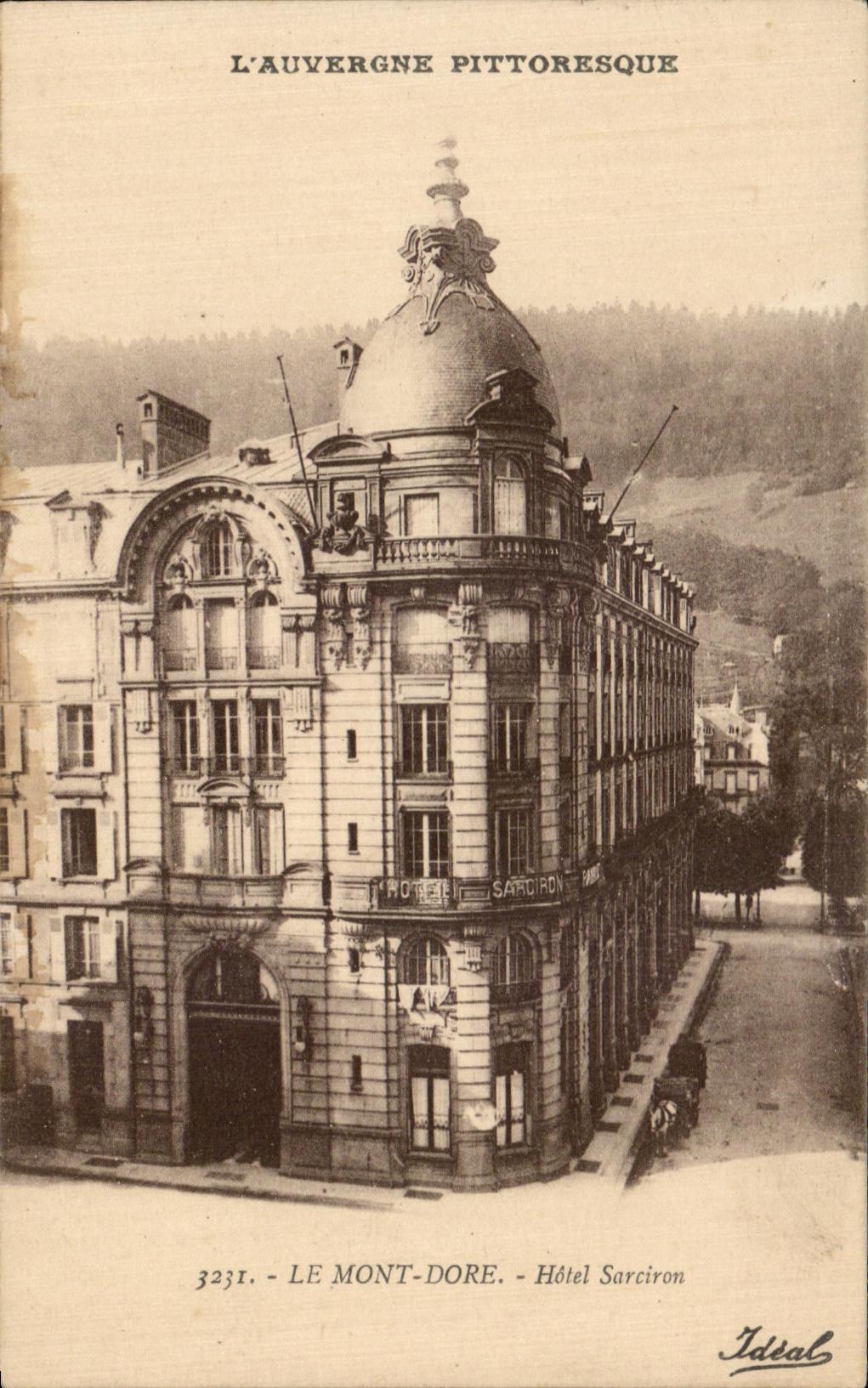 CPA Auvergne Pittoresque the Mount Gilds Sarciron Hotel