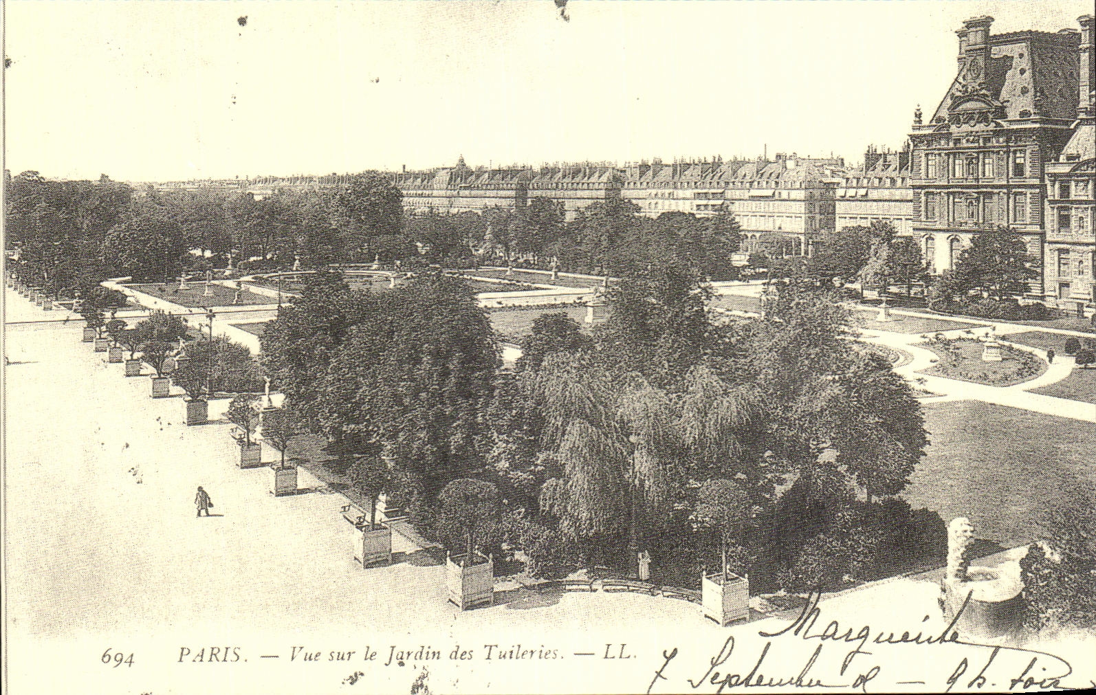 REPRO Paris vista en el jardin de TuileriesLouvre