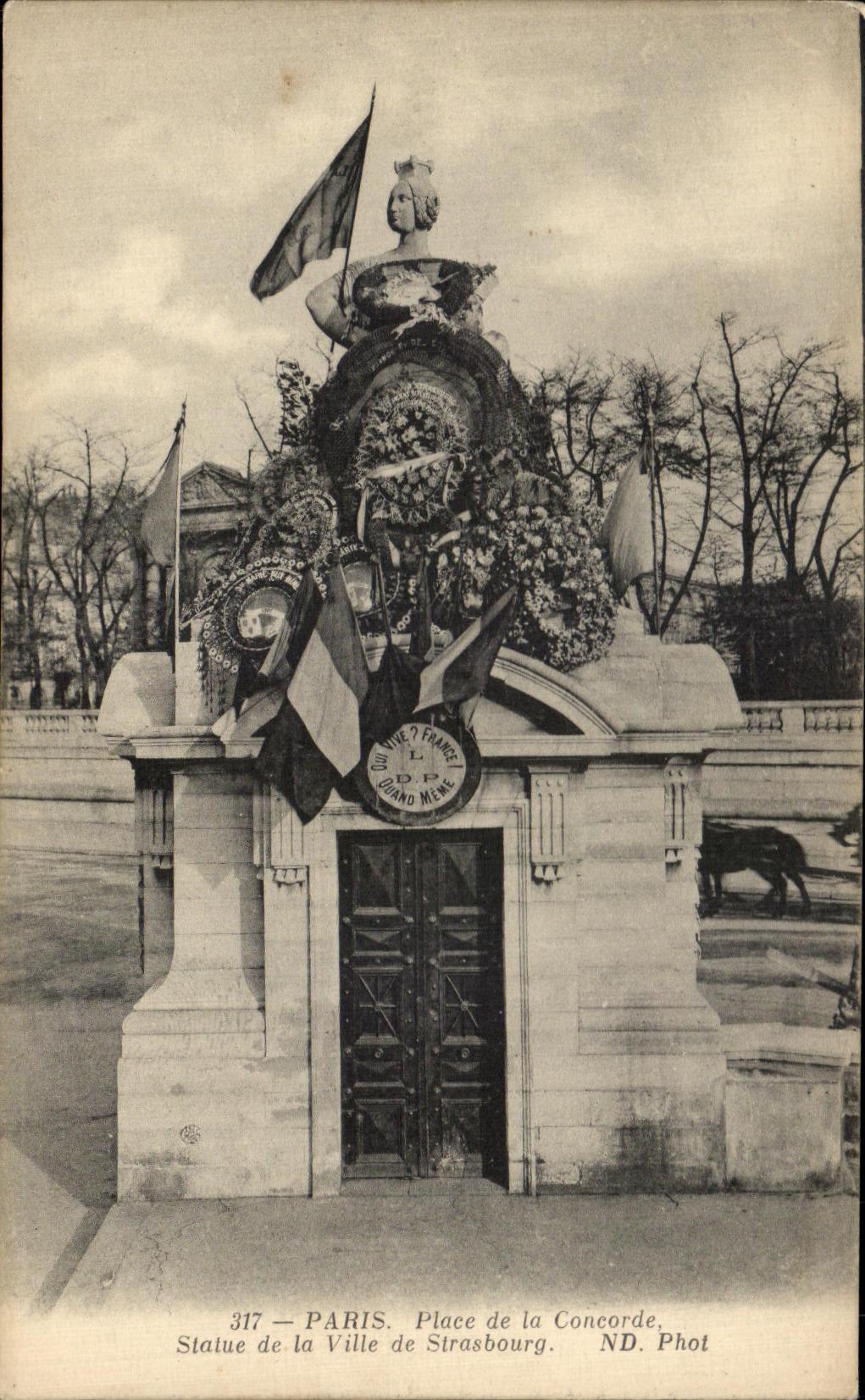 CPA Paris Place de la Concorde Statue de la Ville de Strasbourg