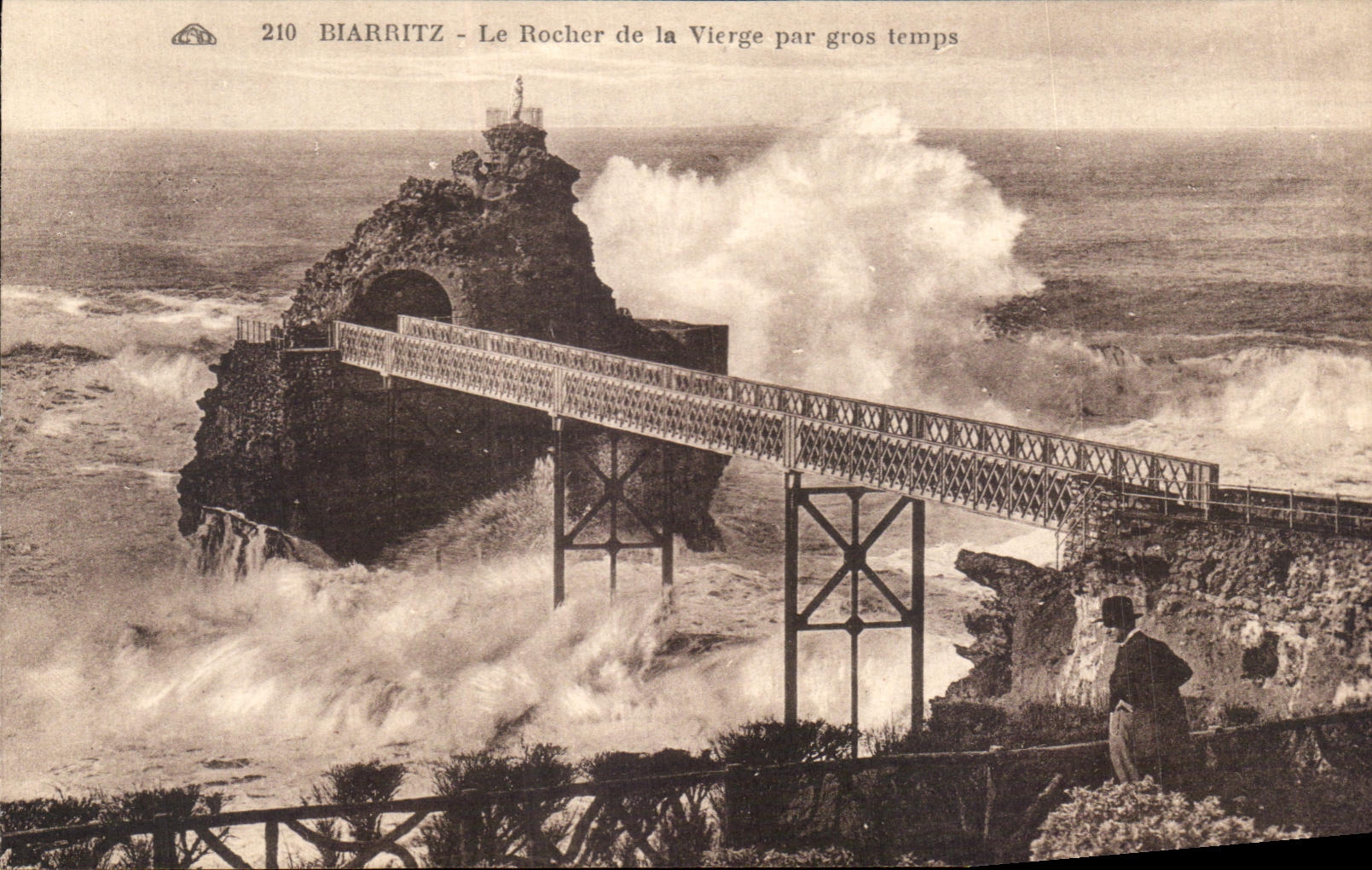 CPA Biarritz Le Rocher de la Vierge par gros temps 