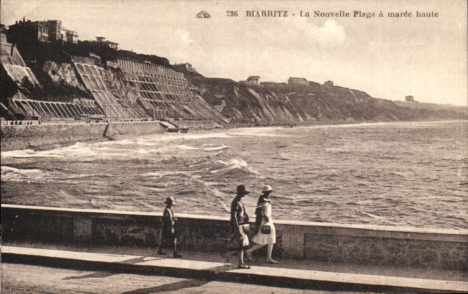 CPA Biarritz la nonuelle plage a maree haute