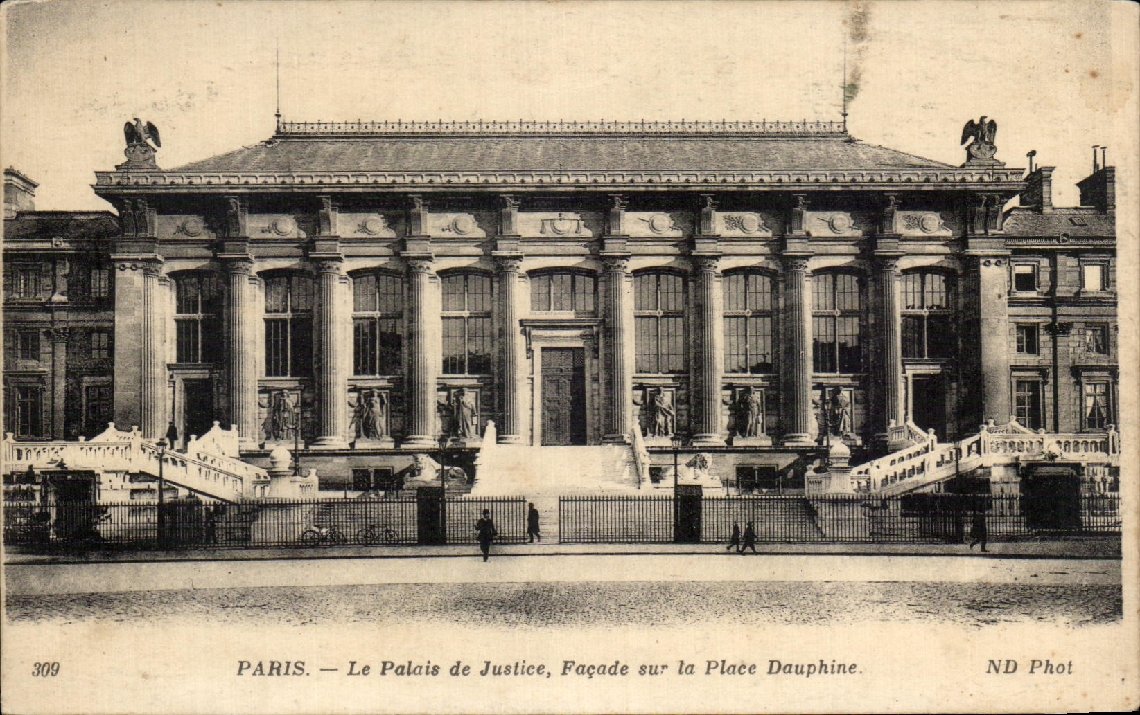 CPA Paris le palais de justice facade sur la place dauphine