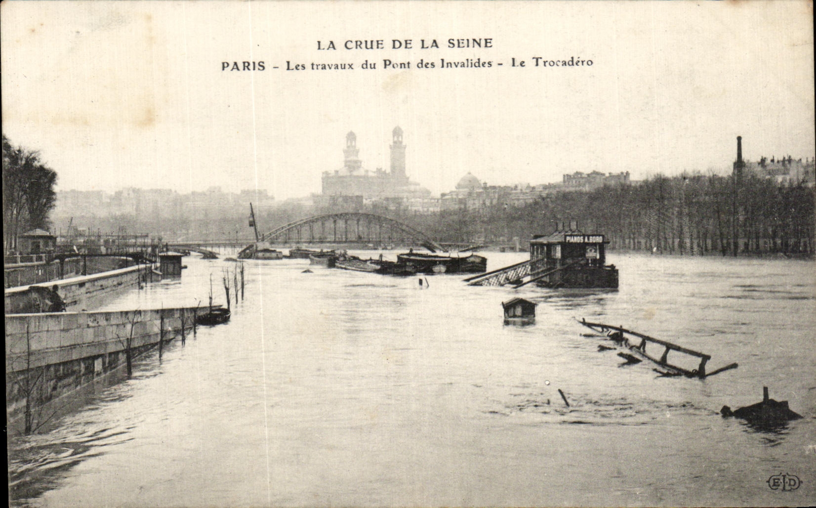 CPA La Crue De La Seine Paris Les travaux du Pont des Invalides Le Trocadero Inondations