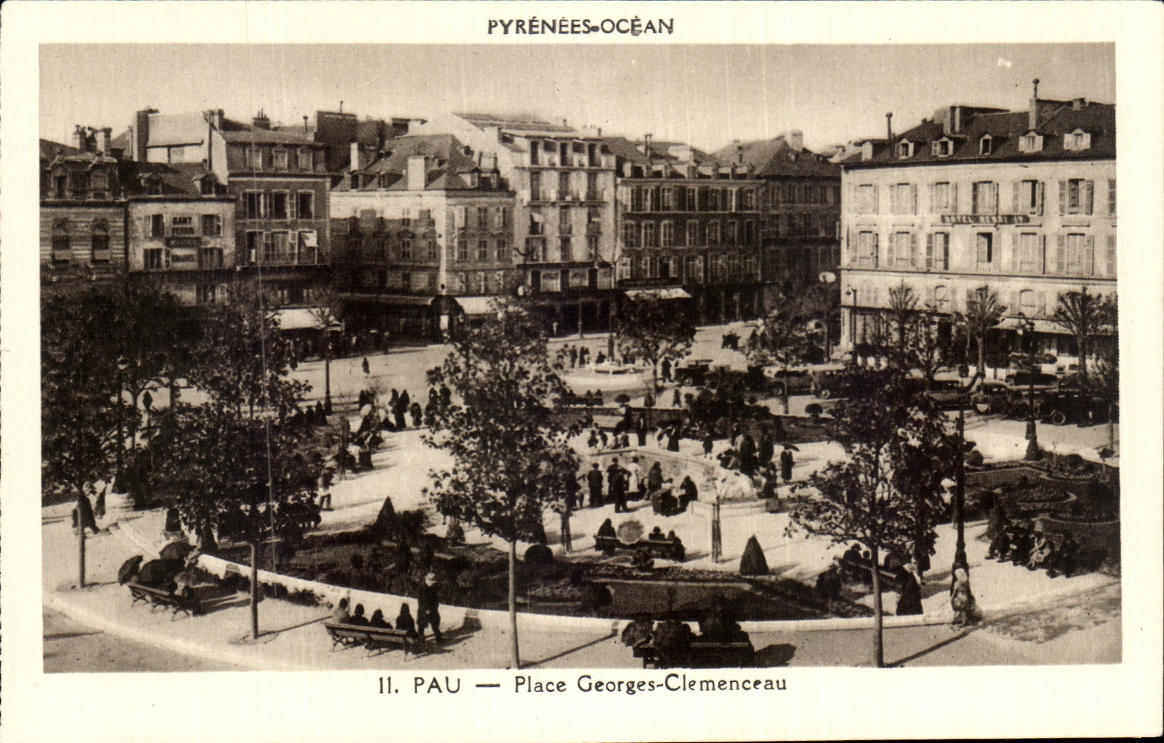 CPA Pau Place Georges Clemenceau