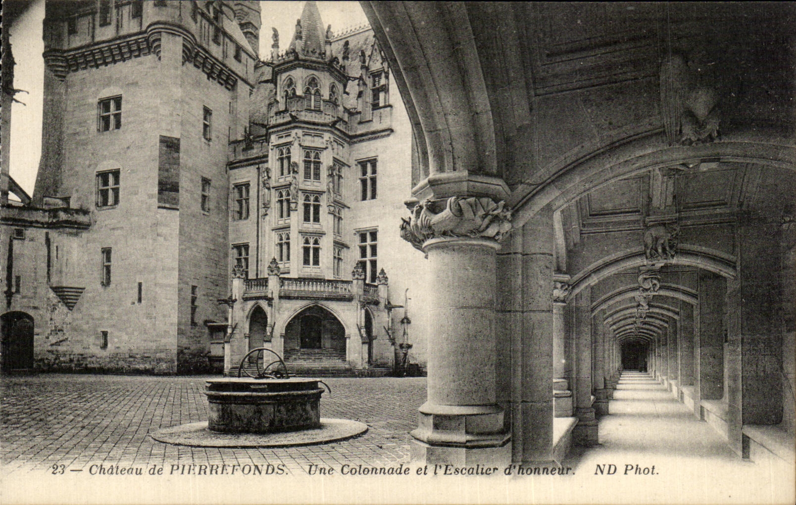 CPA Chateau de Pierrefonds Une Colonnade et I'Escalier d'honneur