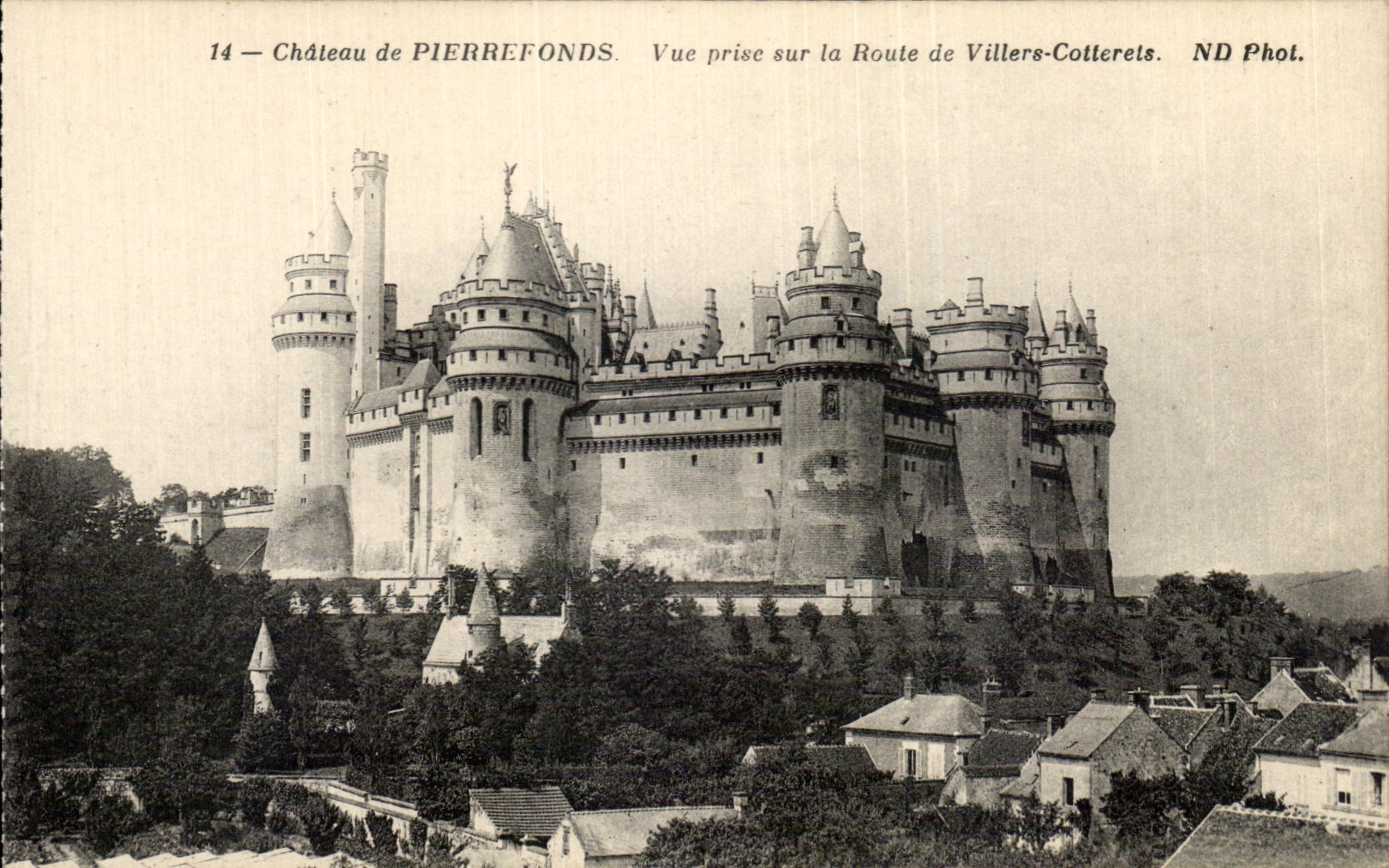 CPA Chateau de Pierrefonds Vue prise sur la Route de Villers Cotterets
