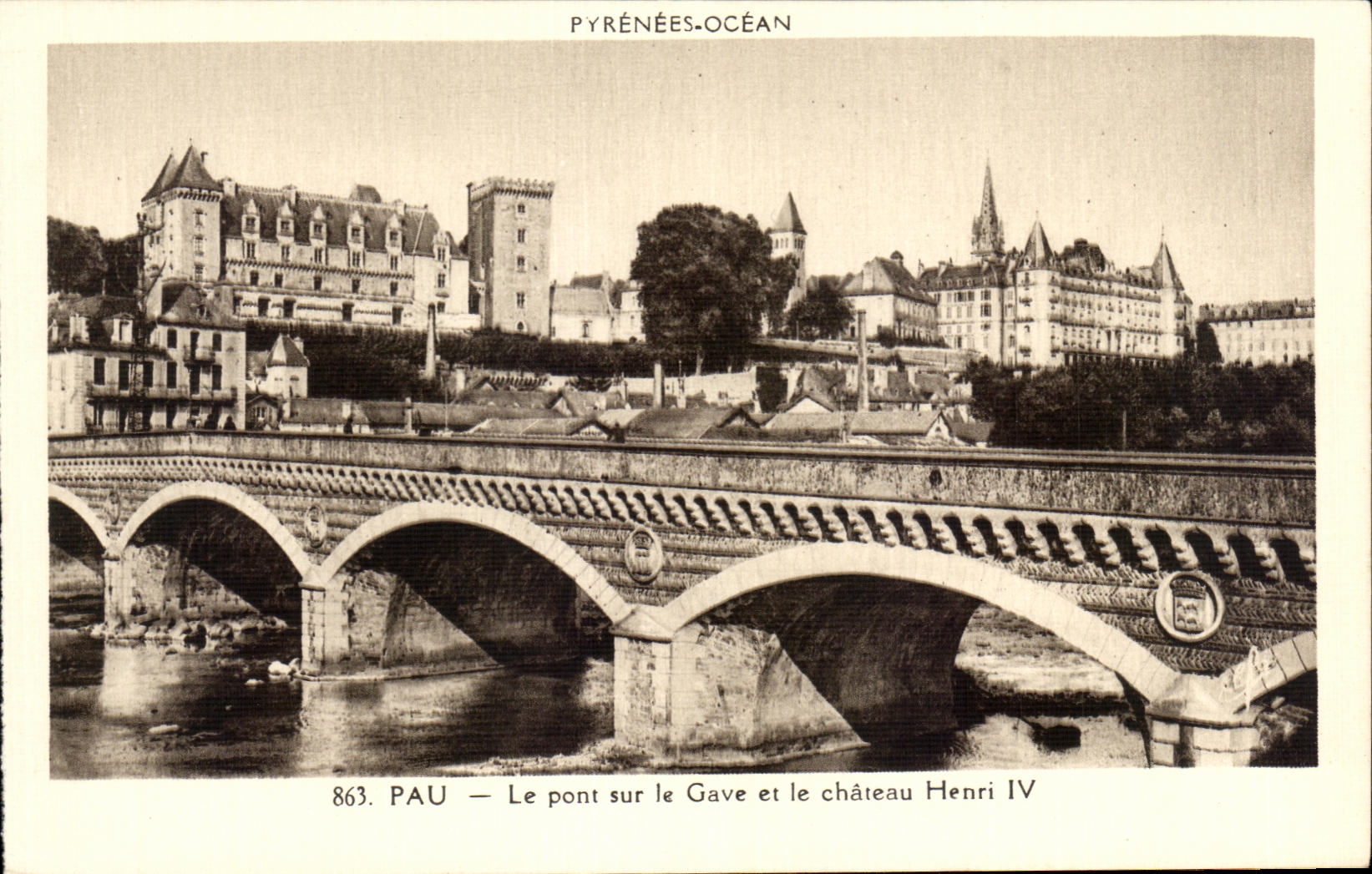 CPA Pau Le Pont sur le Gave et le chateau Henri