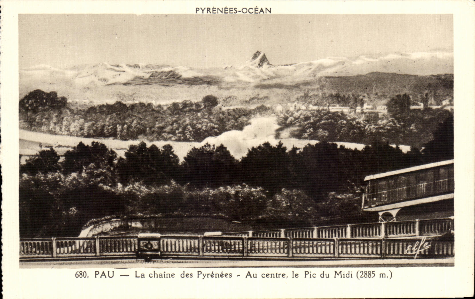 CPA Pau Le chaine des Pyrenees Au centre le Pic du Midi