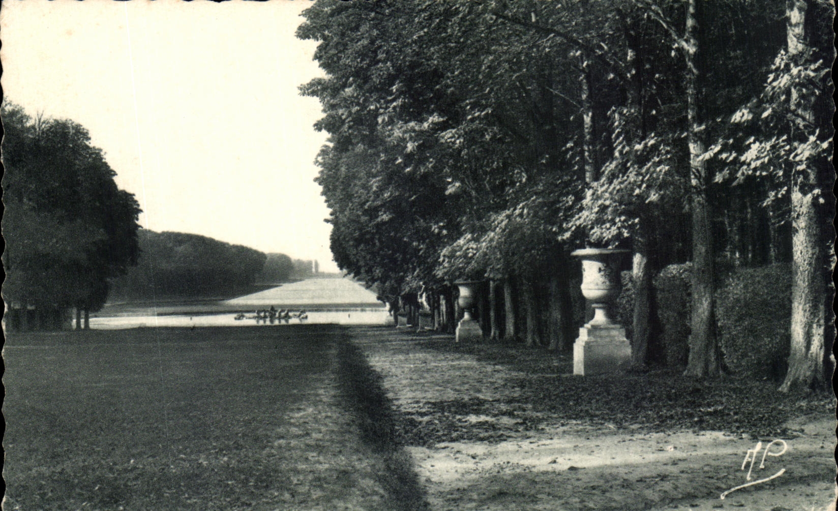 CPA Versailles the green carpet and the large canal