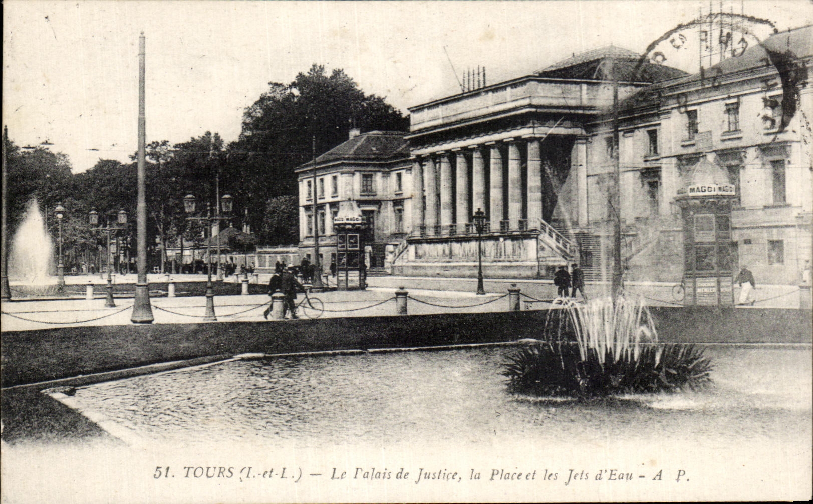 CPA Tours Le Palais de Justice la Place et les jets d'Eau
