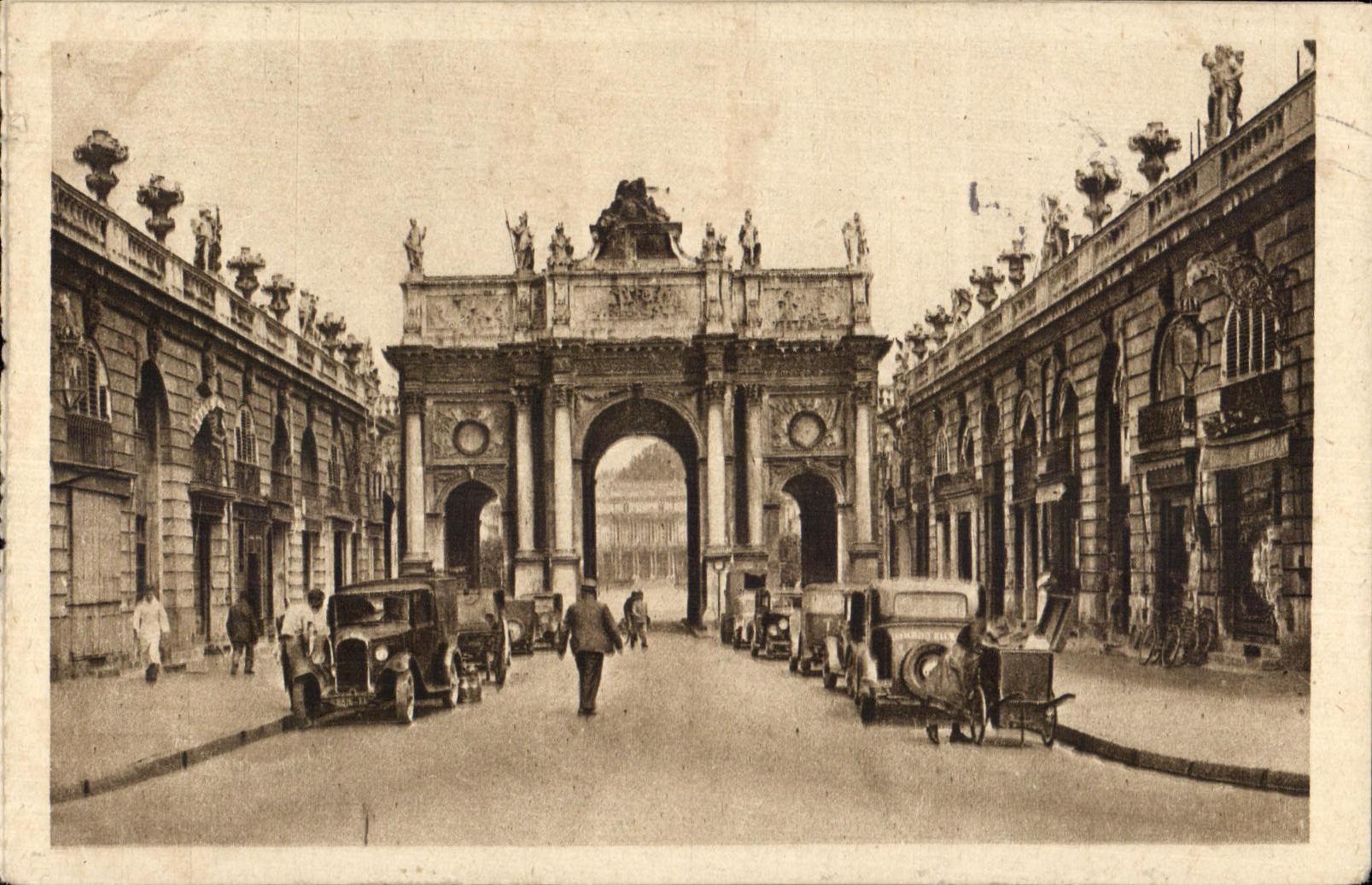 CPA Nancy L'Arc de Triomphe Rue Here Vue prise de la place Stanislas