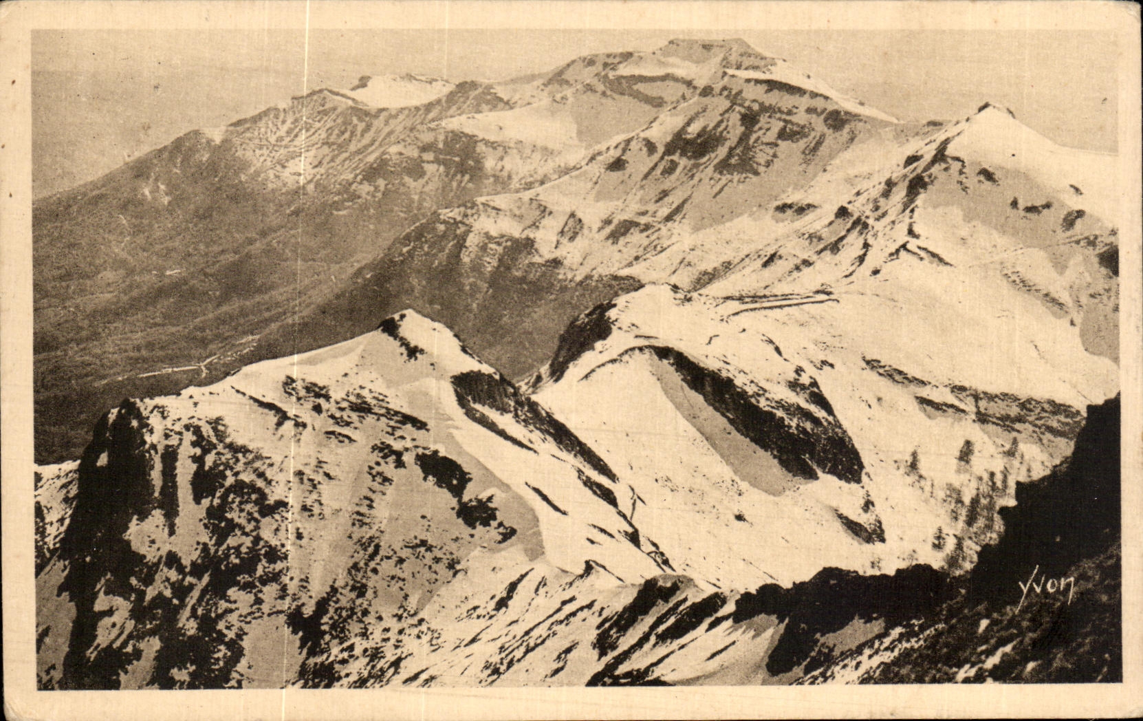 CPA Auvergne Surroundings of Salers black Rock and Puy de Chavaroche of the top of Puy Mary in winter