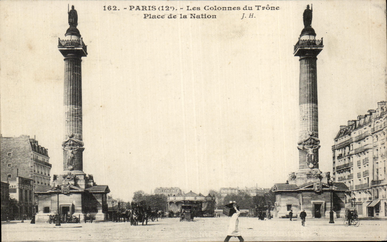 CPA Paris Les colonnes du Trone Place de la Nation