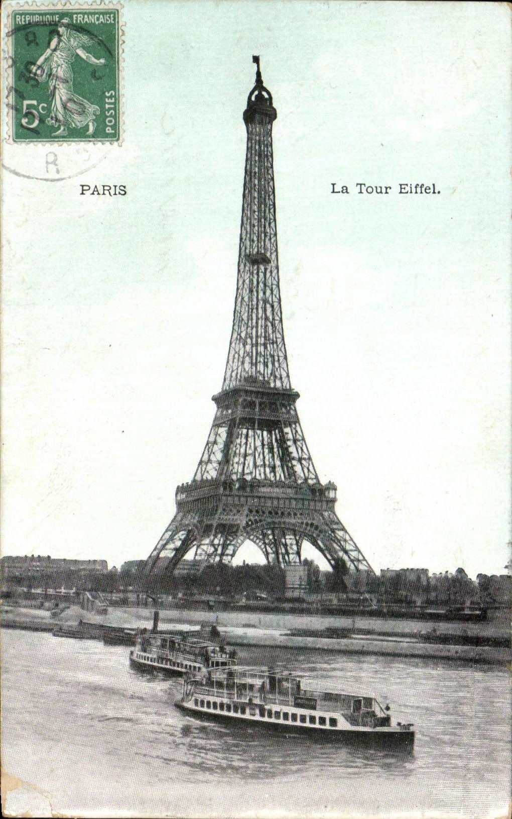 CPA Paris La Tour Eiffel Peniches Bateaux