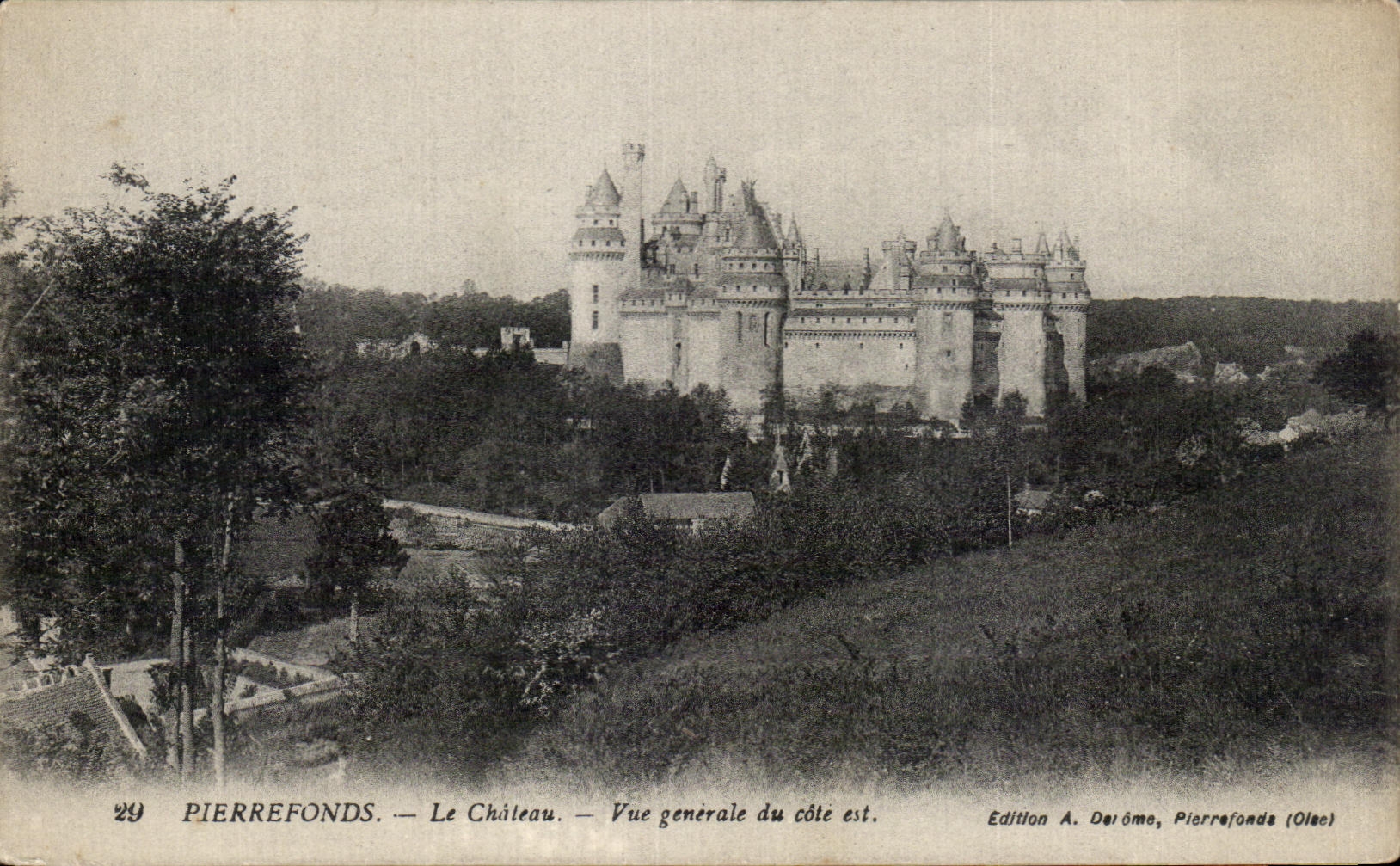 CPA Pierrefonds Le chateau Vue generale du cote est