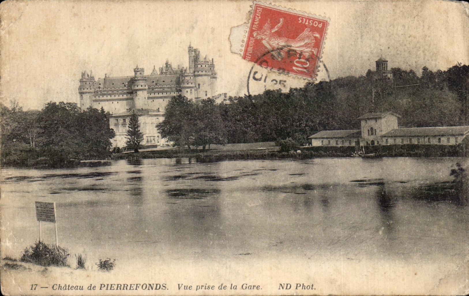 CPA Chateau de Pierrefonds Vue prise de la gare