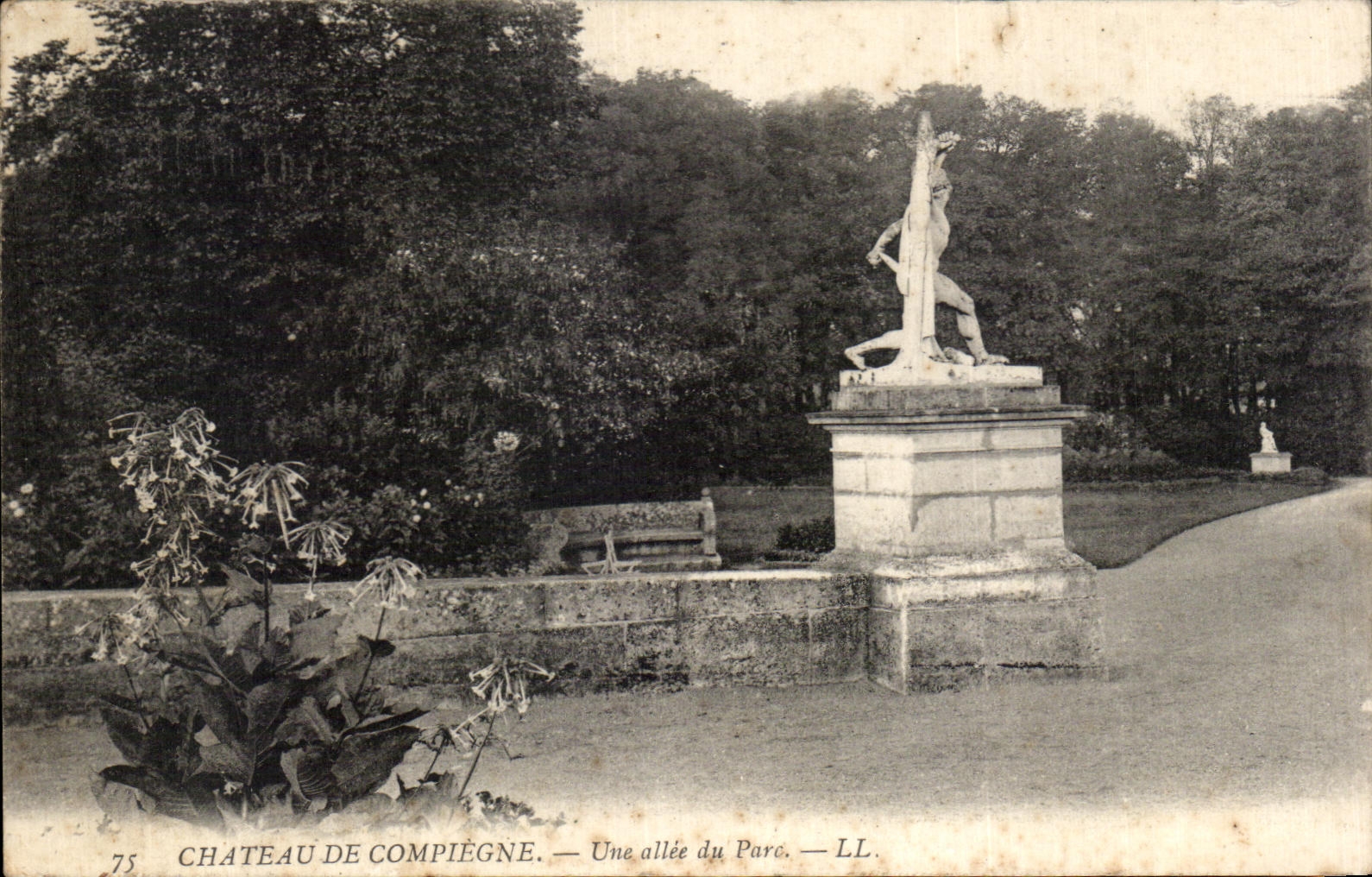 CPA Castle of Compiegne an alley of the Park