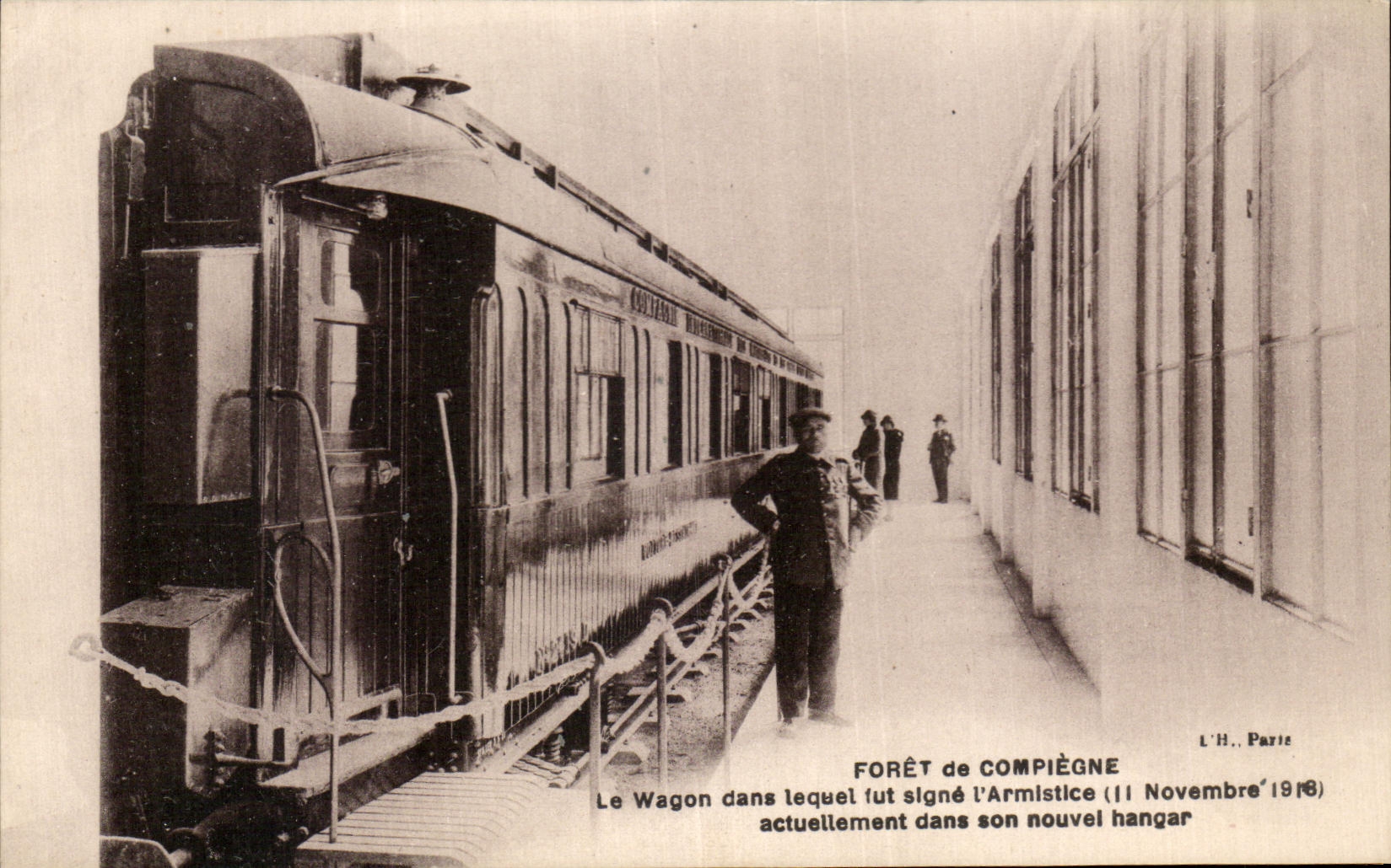 CPA Drill of Compiegne the coach in which was currently sign the Armistice in its new Militaria hangar