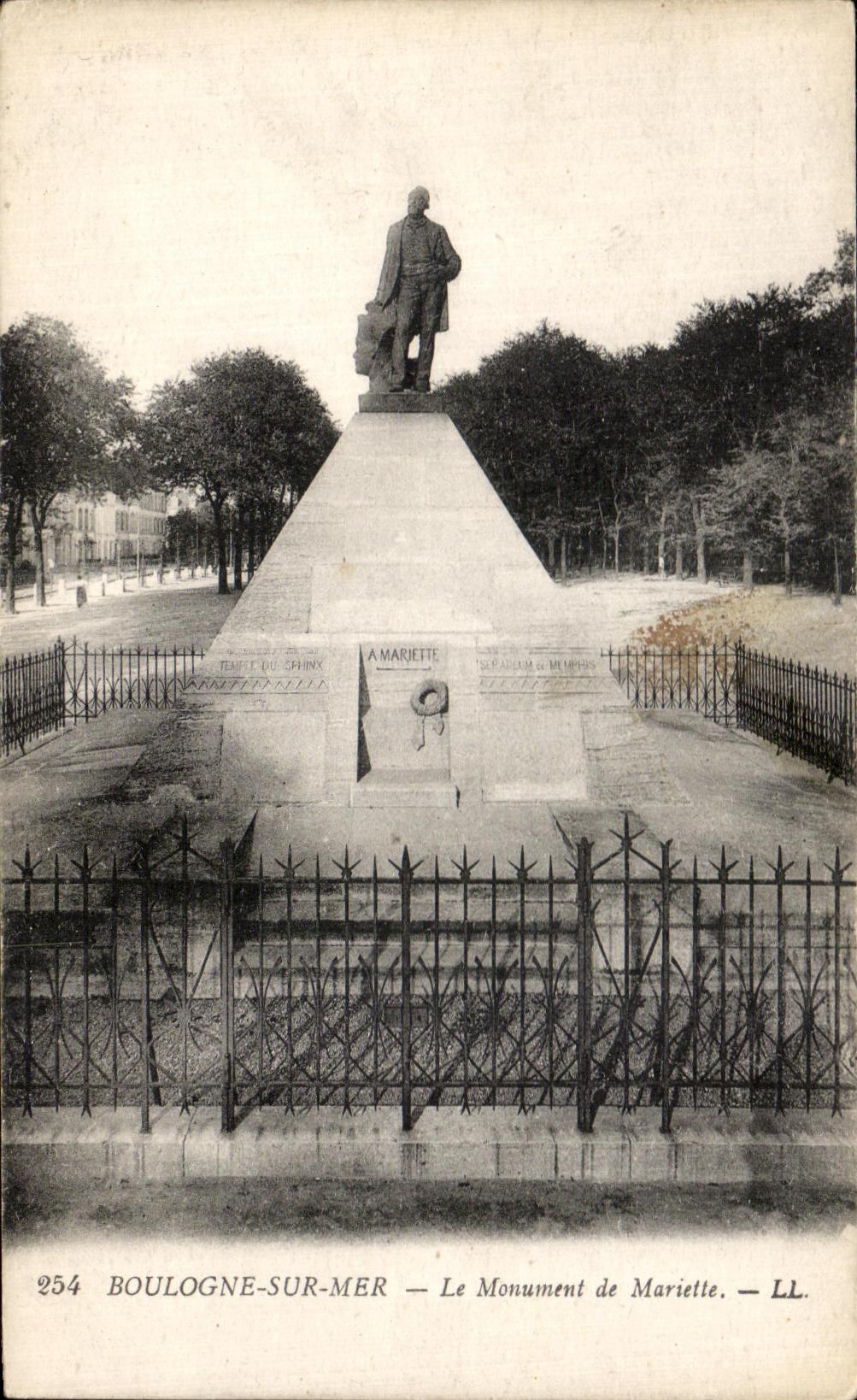 CPA Boulogne on Sea the Monument of Mariette