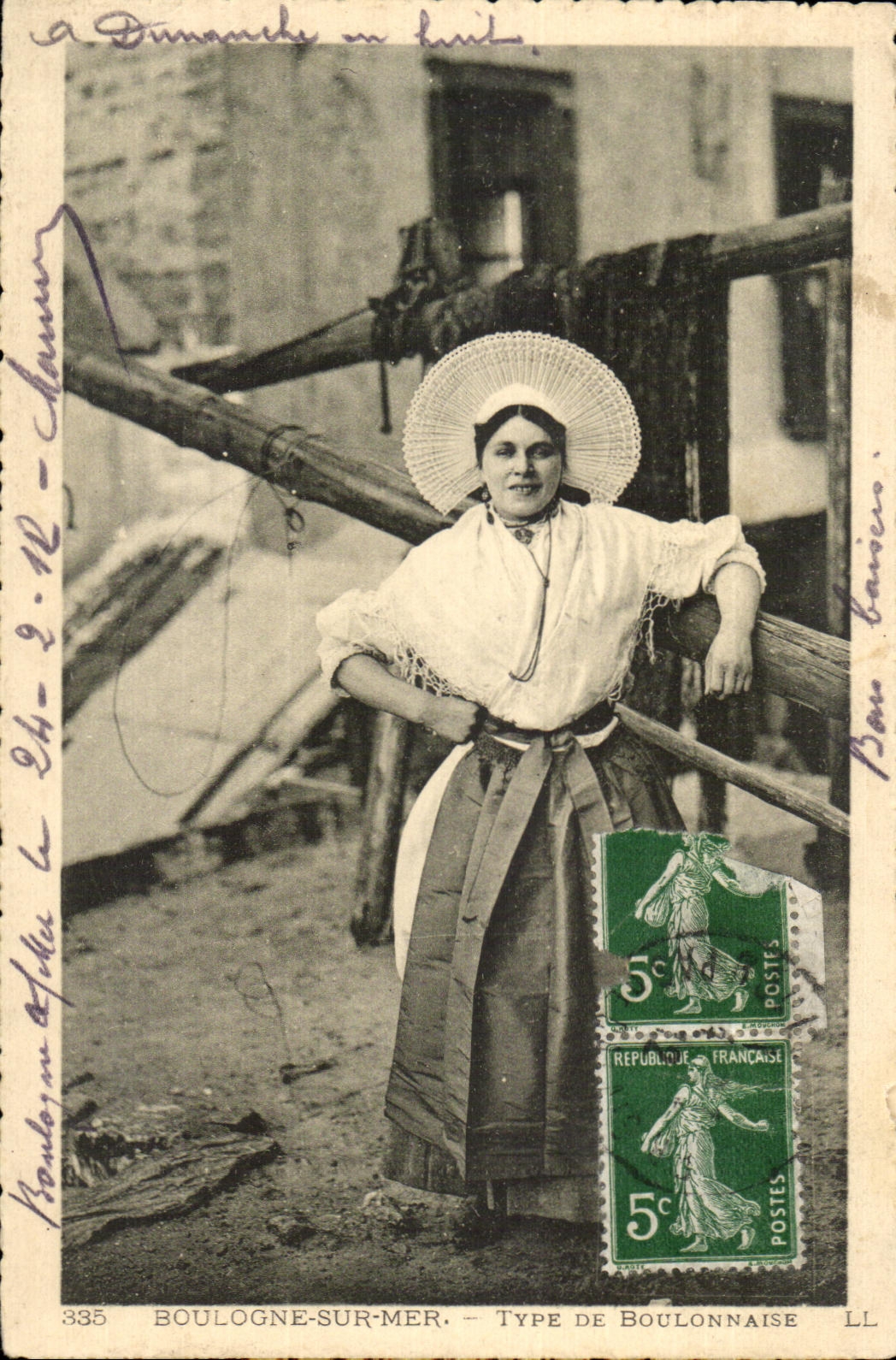 CPA Boulogne on Standard Mer of Boulonnaise Folklore Costume Fishes