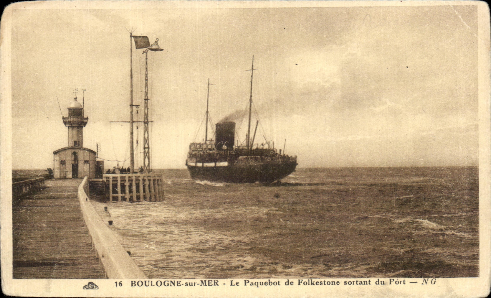 CPA Boulogne On Sea the Steamer of outgoing Folkestone of the Port