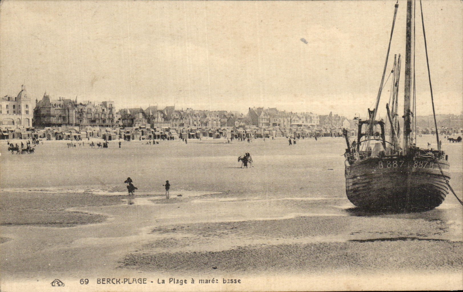 CPA Berck Plage La Plage a Maree Basse Bateau