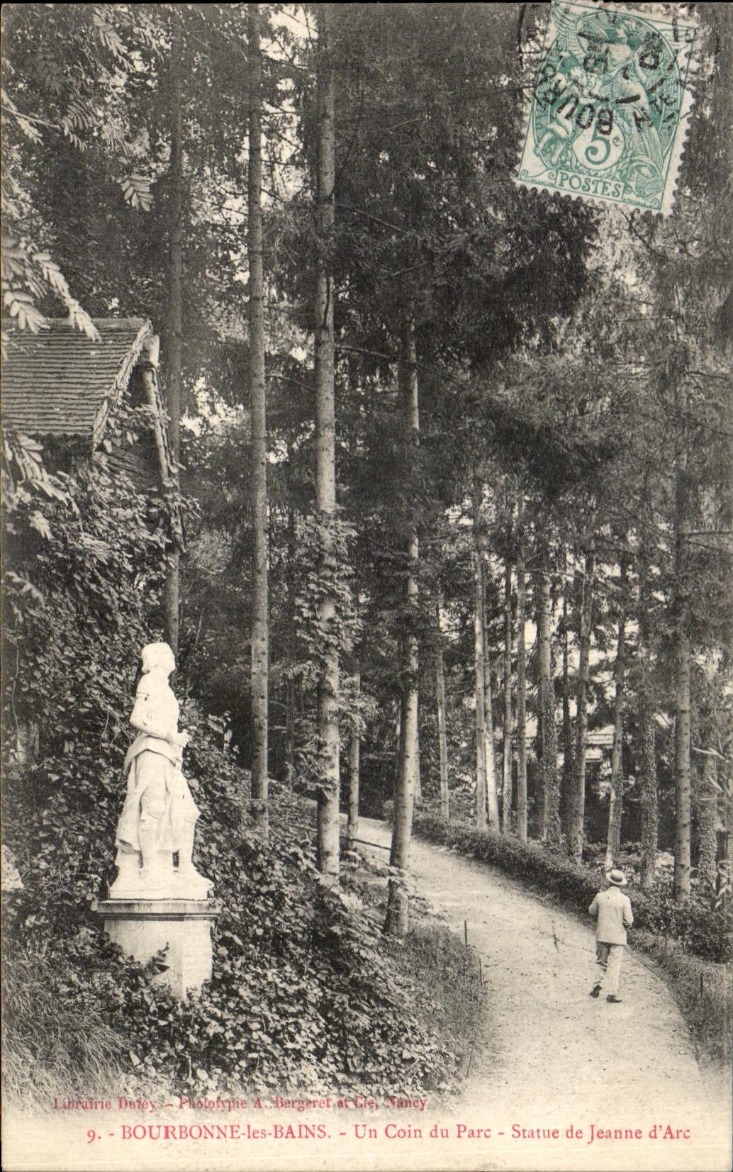 CPA Bourbonne les Bains Un Coin du Parc Statue de Jeanne d'Arc