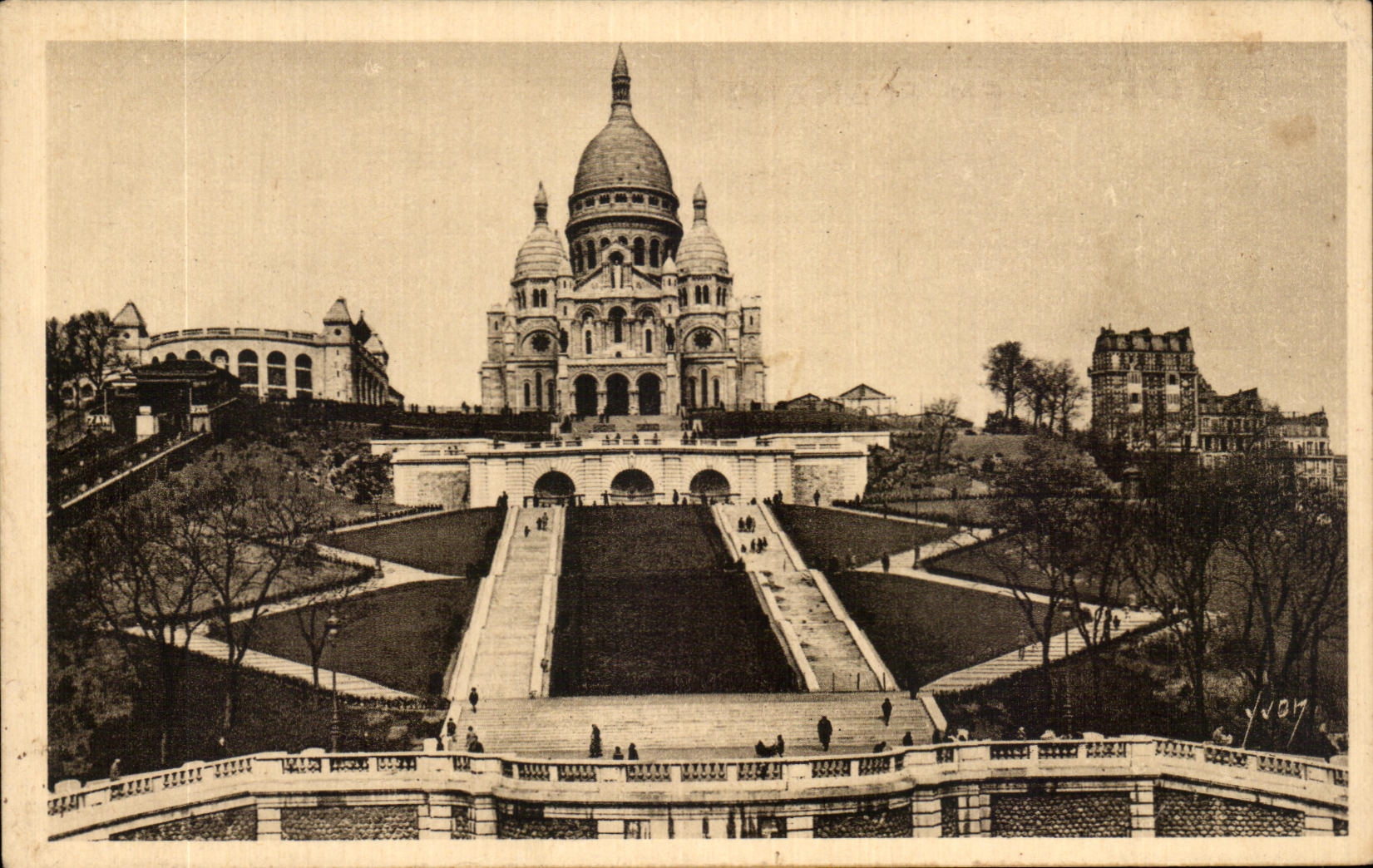 CPA Paris While Strolling View of the Sacring Heart of Montmarte and the Monumental Staircase