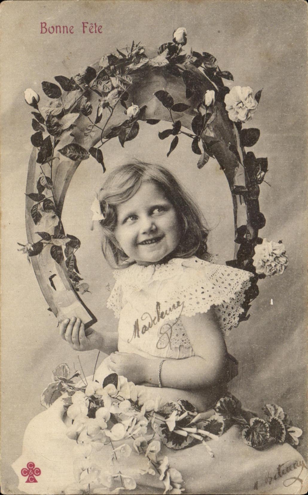 CPA Fantaisie Enfant Fille Fleurs 