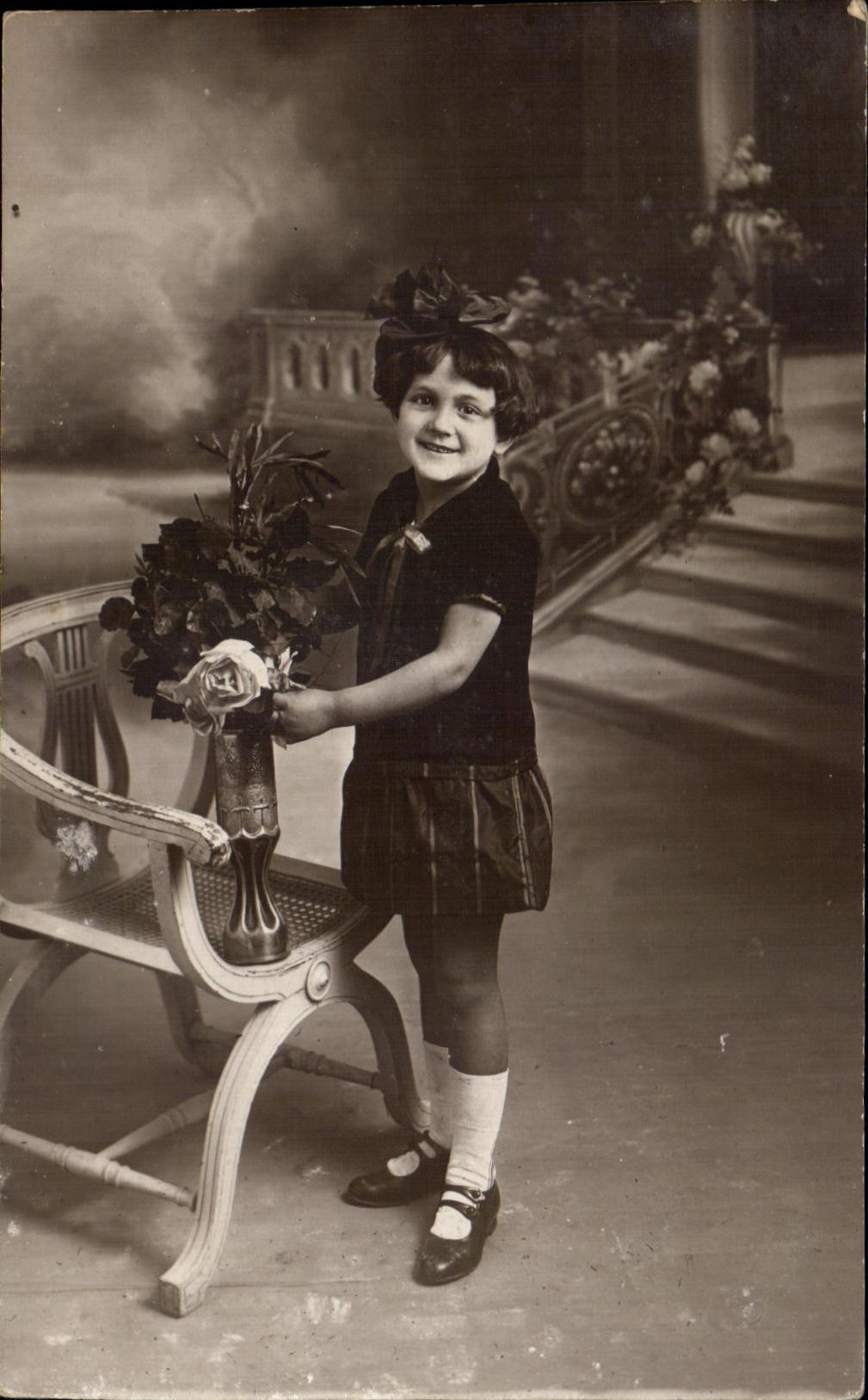 CPA Fantaisie Enfant Fille Fleurs 