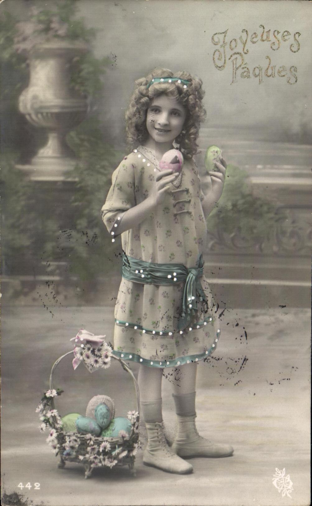 CPA Fantaisie Enfant Joyeuses Paques oeufs