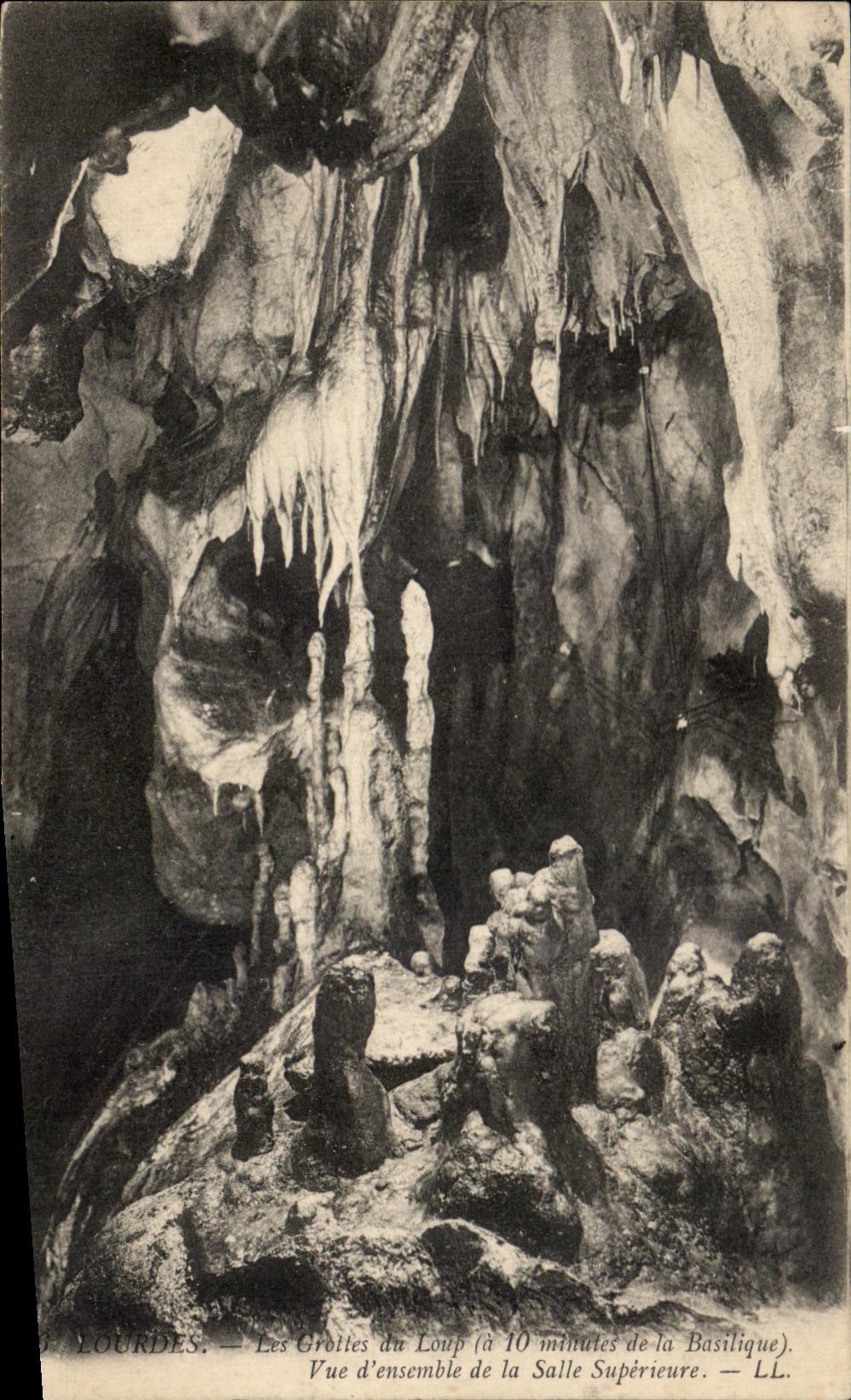 CPA Lourdes Les Grottes Du Loup Vue d'ensemble de La Salle Superieure