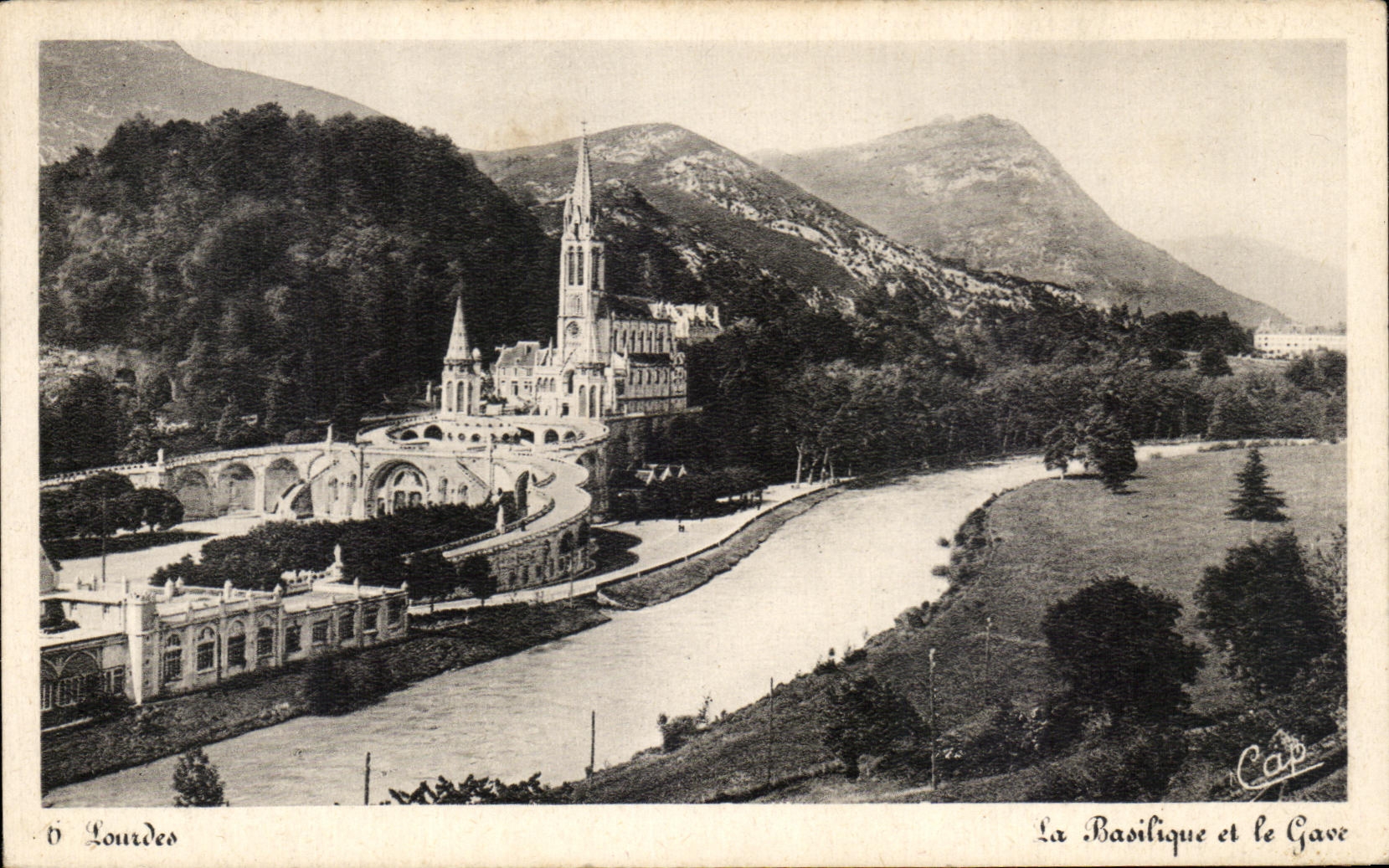 CPA De Lourdes La Basilique Et Le Gave