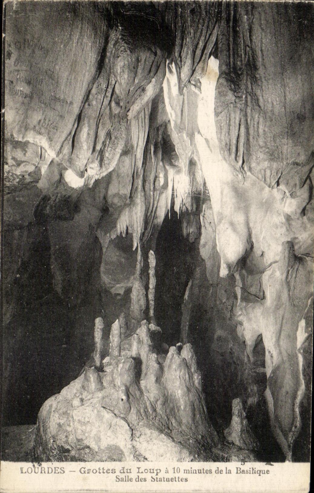 CPA Lourdes Grottes du Loup a 10 minutes de la Basilique Salle des statuettes