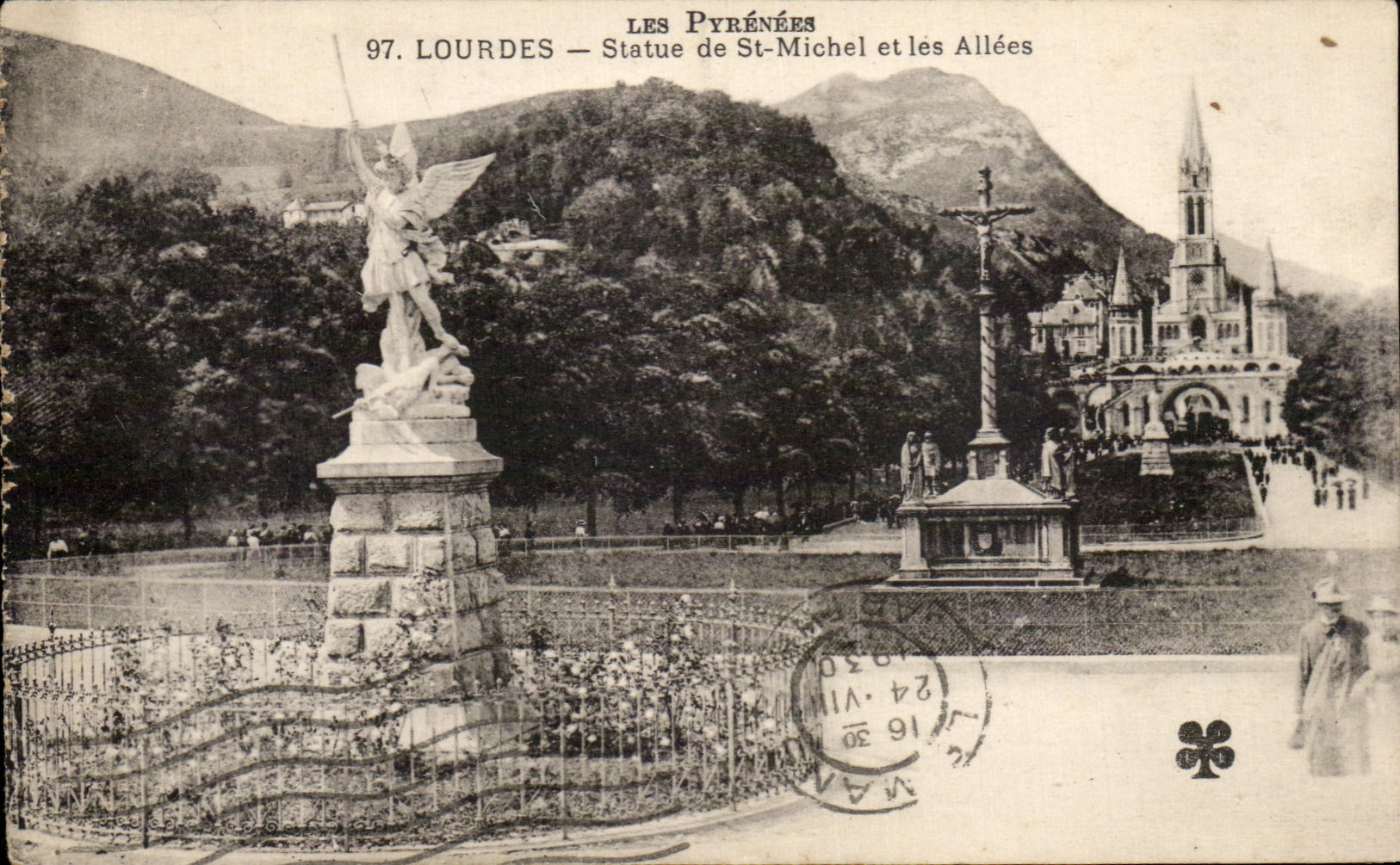 CPA Lourdes Statue de St Michel et les Allees